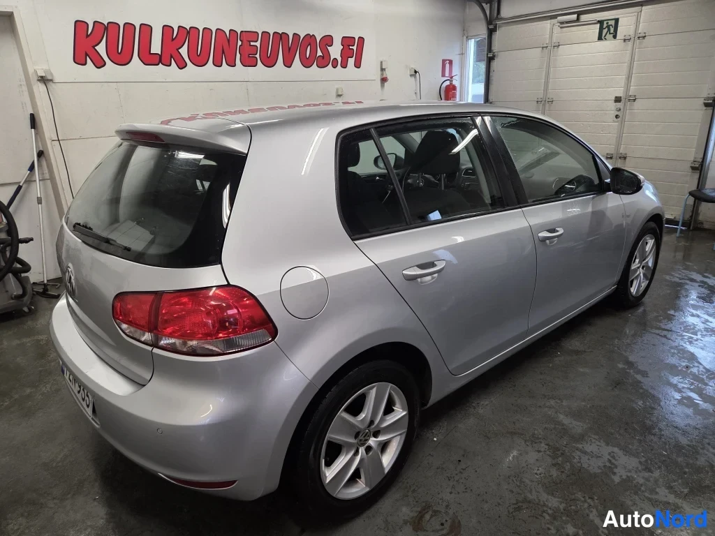 Takaviisto: Hopeanharmaa Volkswagen Golf sisätiloissa, takakulmasta vasemmalta.