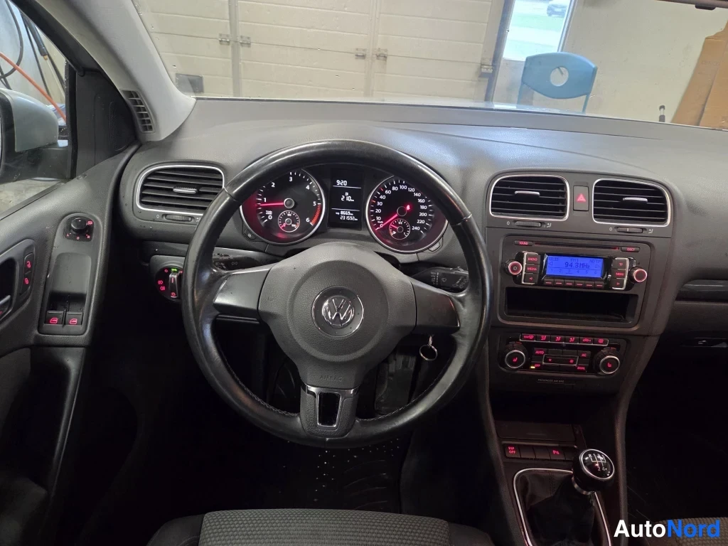 Muu: Kuljettajan näkymä kojelautaan: VW-ohjauspyörä, mittaristo ja radio, vaihteenvalitsin manuaalivaihteistolle vihittaa.