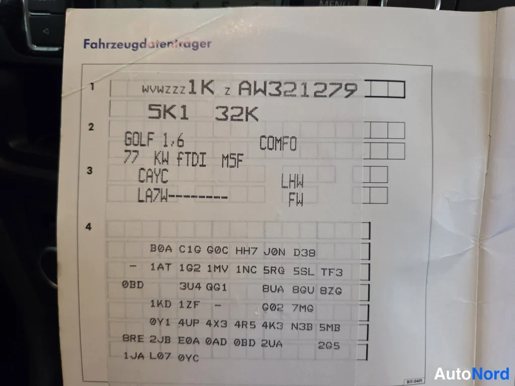 Muu: Ajoneuvon rekisteröintiosan tietojen lähikuva, jossa näkyvät VIN-tunnus, mallitunnukset (GOLF 1.6, COMFO, 77 KW FTDI, MSF), moottorin- ja vaihteistotiedot (CAYC