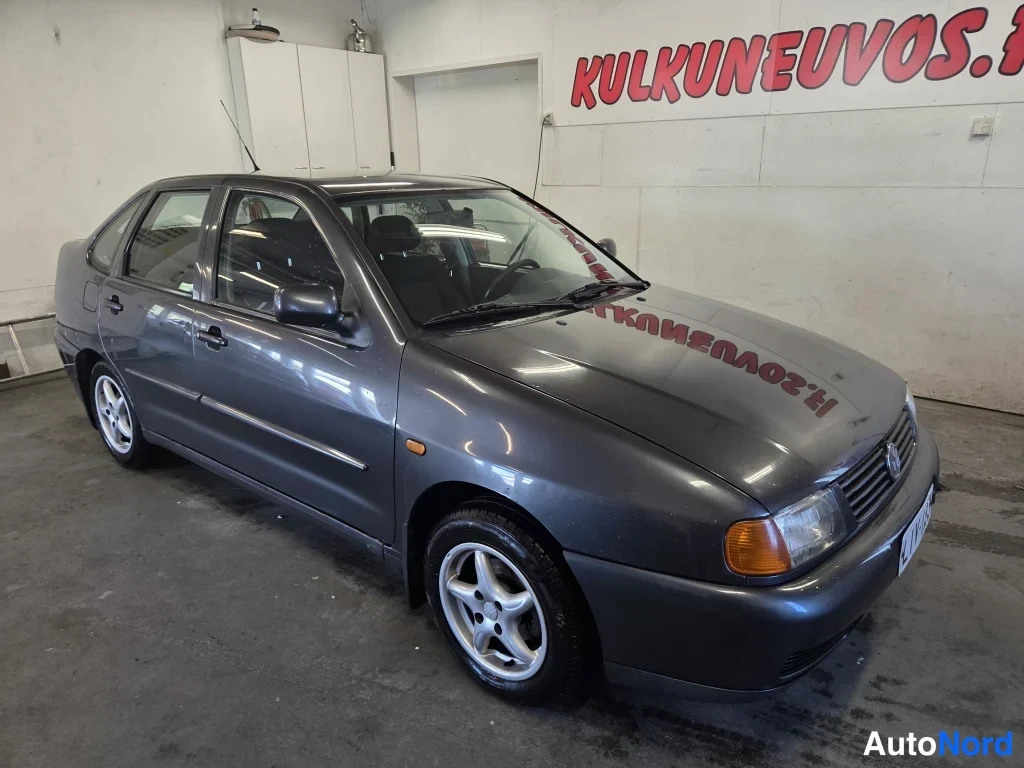 Etuviisto, nokka oikealle: Volkswagen Polo Classic -sedan, tummanharmaa kori ja etupuskuri näkyvät kolmesta neljäsosasta etuosa oikealla