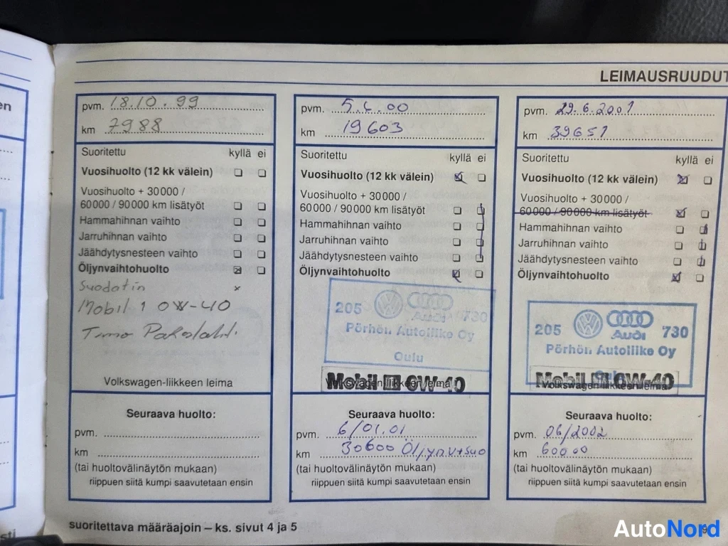 Muu: Huoltokirjan leimausruudut-sivu, jolla vuosihuoltojen merkinnät vuosilta 1999–2001 ja mittarilukemat 7988–39651.