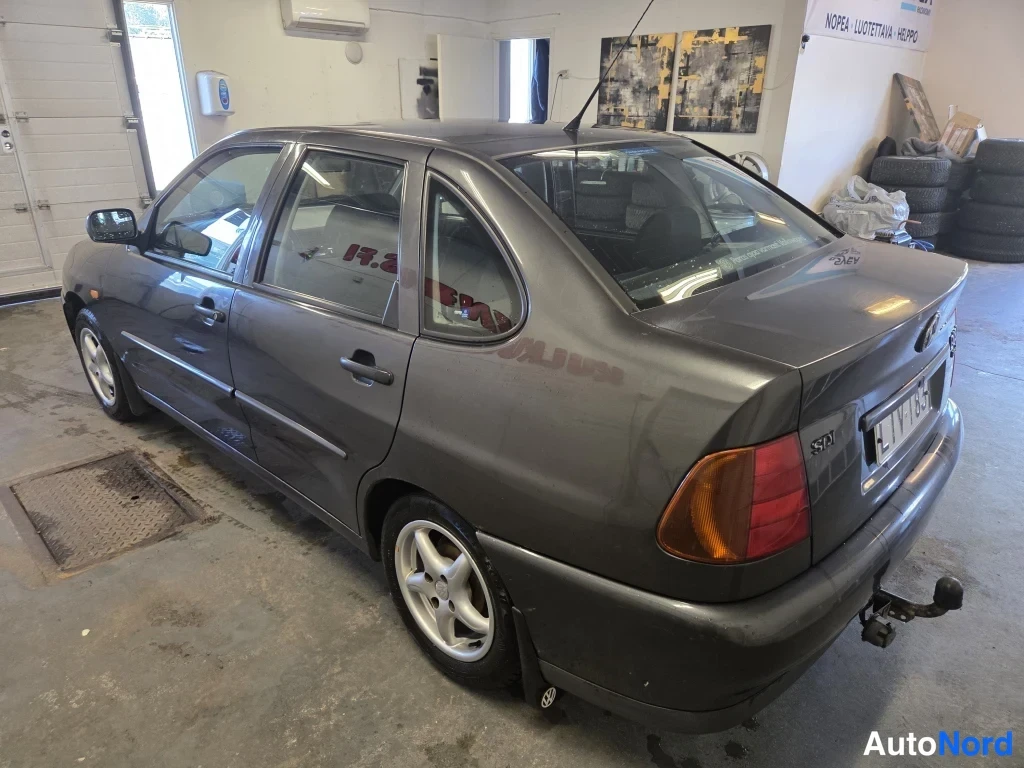 Takaviisto: Volkswagen Polo Classic -sedan, tummanharmaa kori ja takapuskuri näkyvät takaosa oikealla