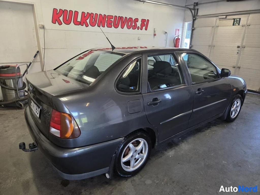 Takaviisto: Volkswagen Polo Classic -sedan, tummanharmaa kori näkyy taka- ja sivuosasta takaosa vasemmalla
