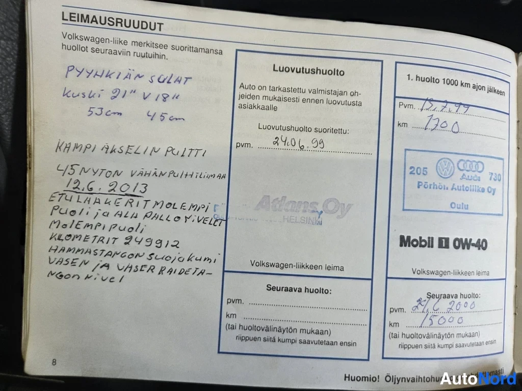 Muu: Volkswagenin huoltokirjan leimausruudut-sivu käsin kirjoitetuilla huoltomerkinnöillä ja Pörhön Autoliike Oy:n leimoilla.