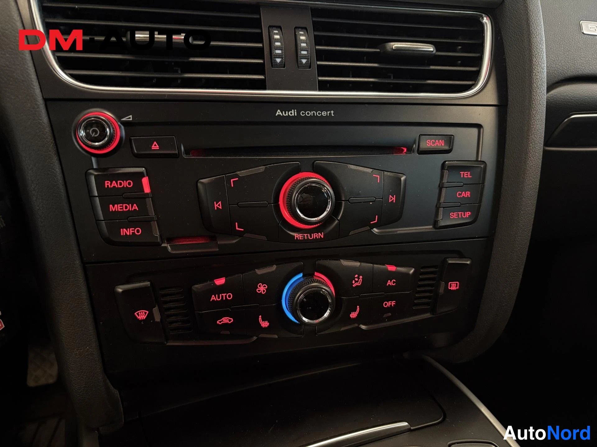 Muu: Audi concert -radiolla varustettu kojelauta, jossa automaattinen ilmastointi ja AC-painike.