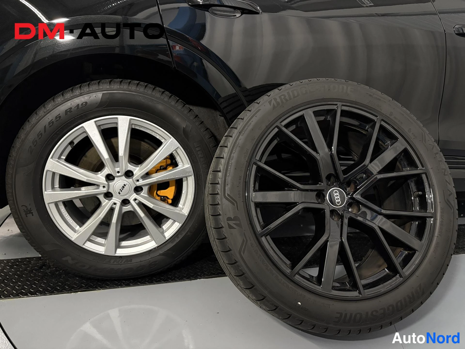 Muu: Kaksi pyörää vierekkäin: hopea vw-tyyppinen kevytmetallivanne ja musta Audi-vanne Bridgestone-renkailla
