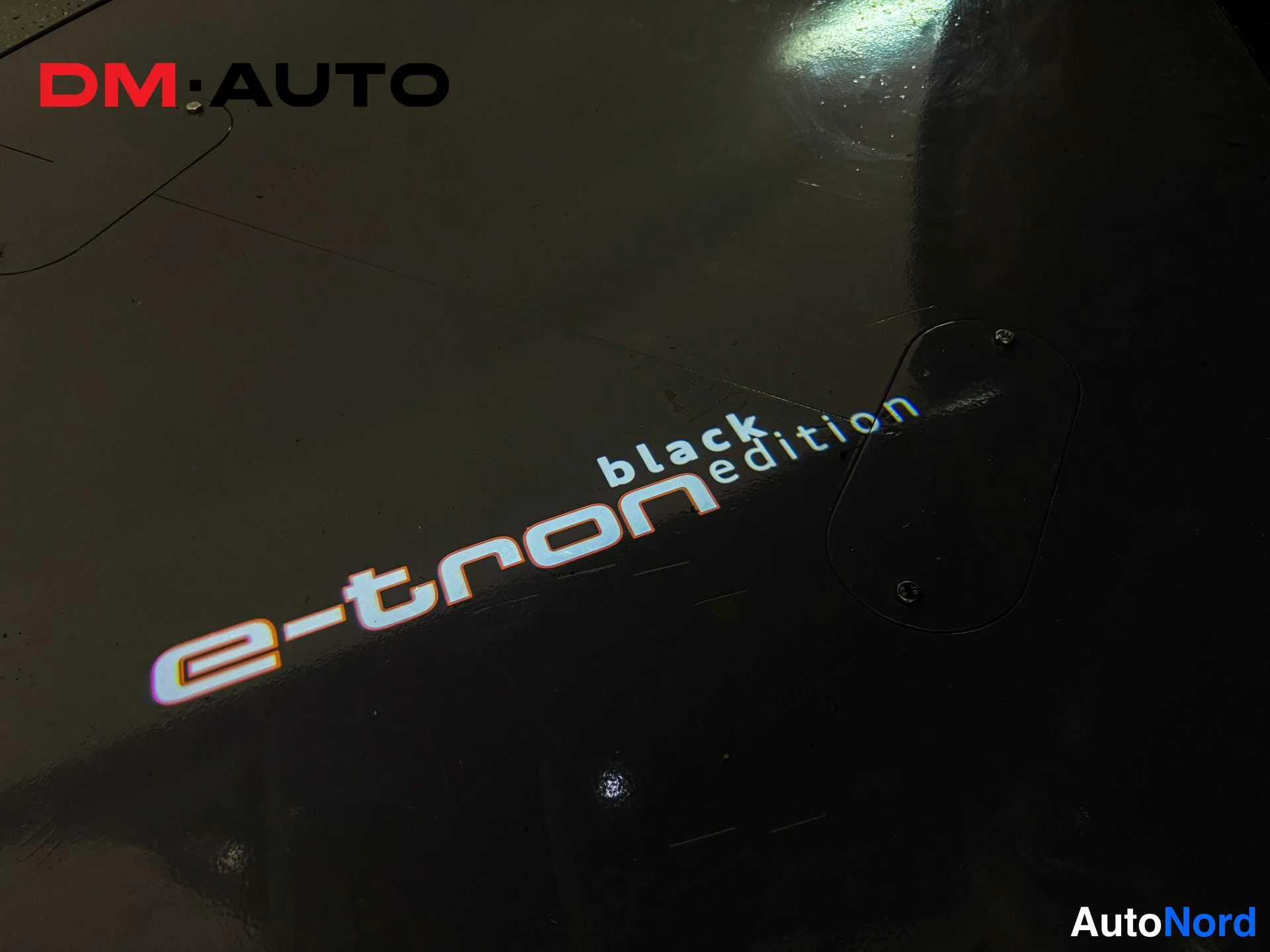 Muu: Tunniste e-tron black edition auton kyljessä, korin väri musta