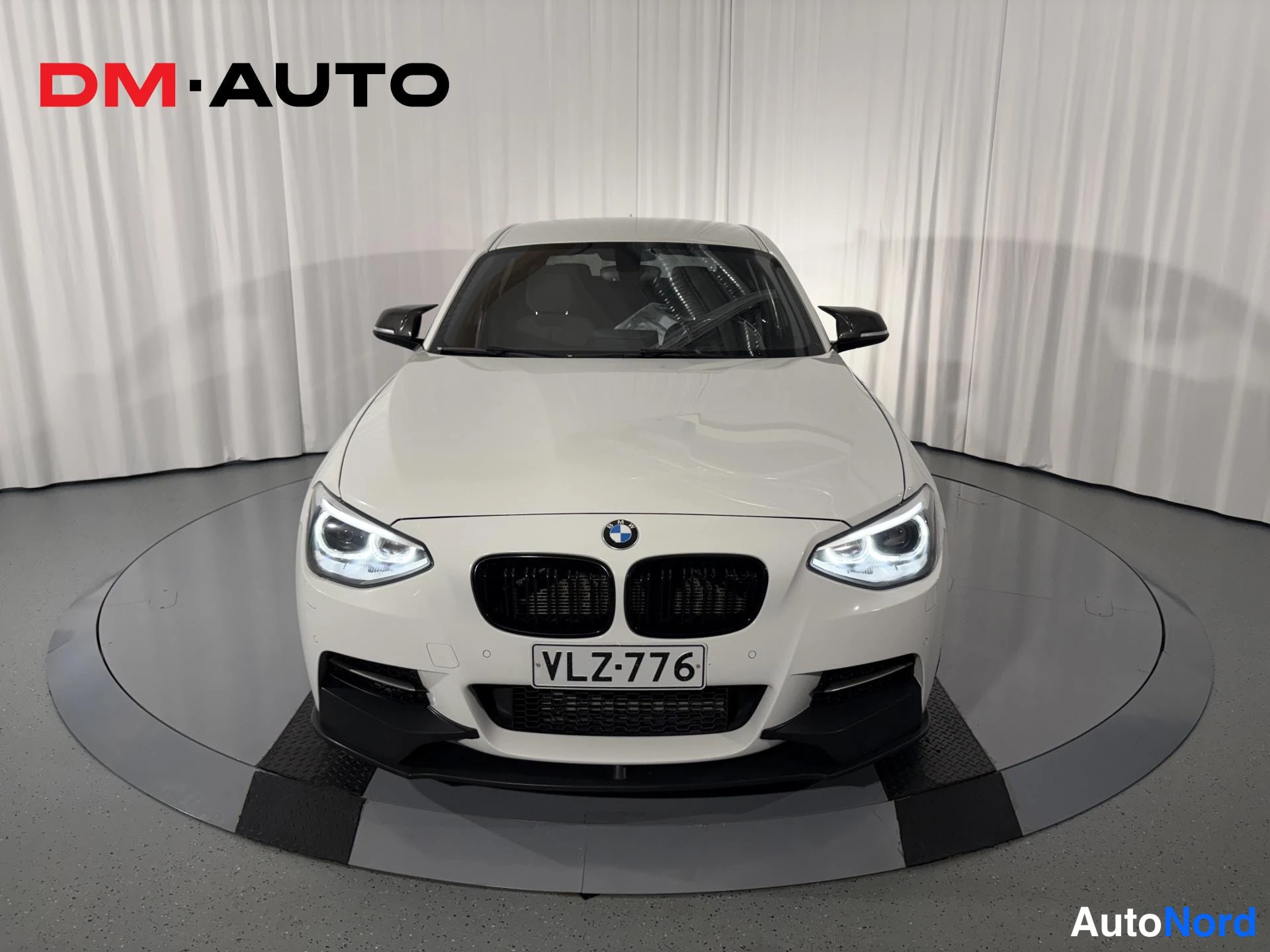Edestä: BMW M135i xDrive, edestäpäin