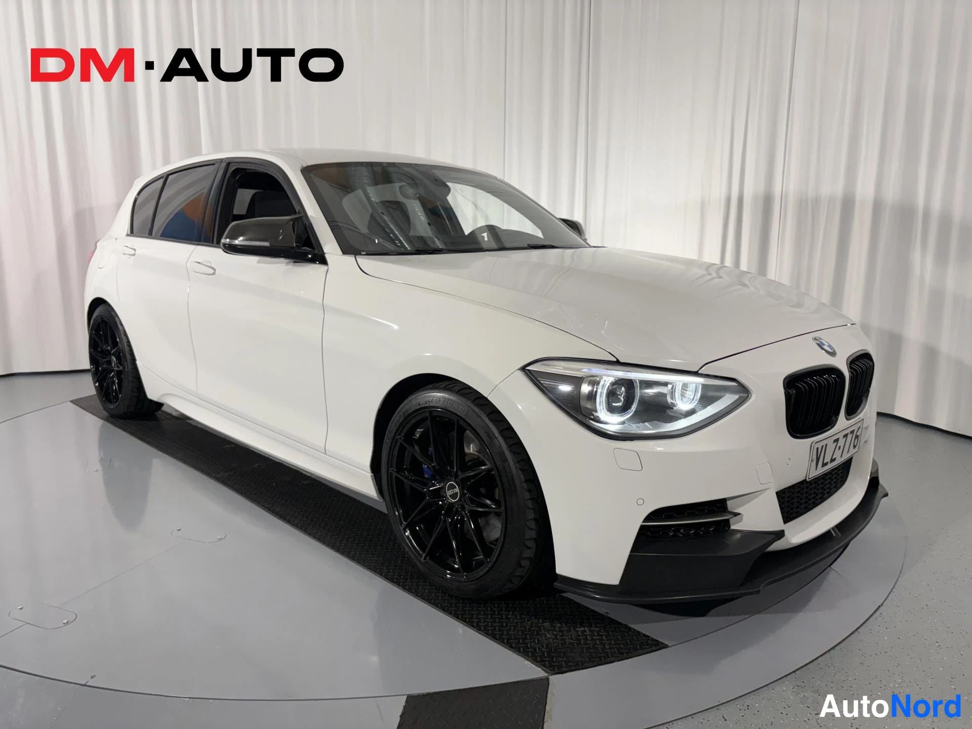 Etuviisto, nokka oikealle: BMW M135i xDrive, valkoinen viistosti edestä oikealta kuvattuna