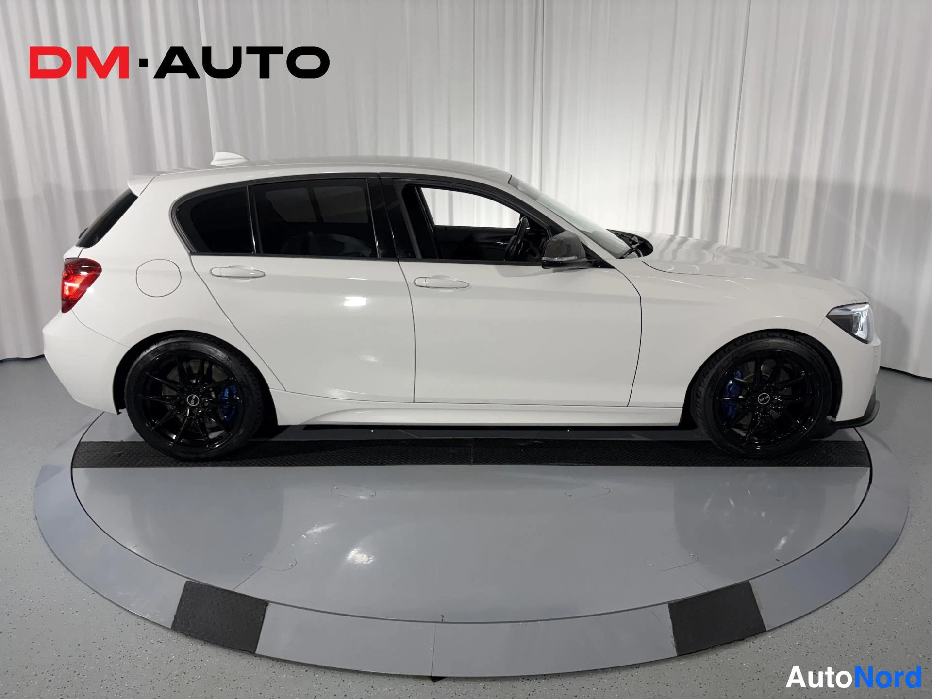 Sivulta: BMW M135i xDrive, valkoinen sivusta oikealta kuvattuna