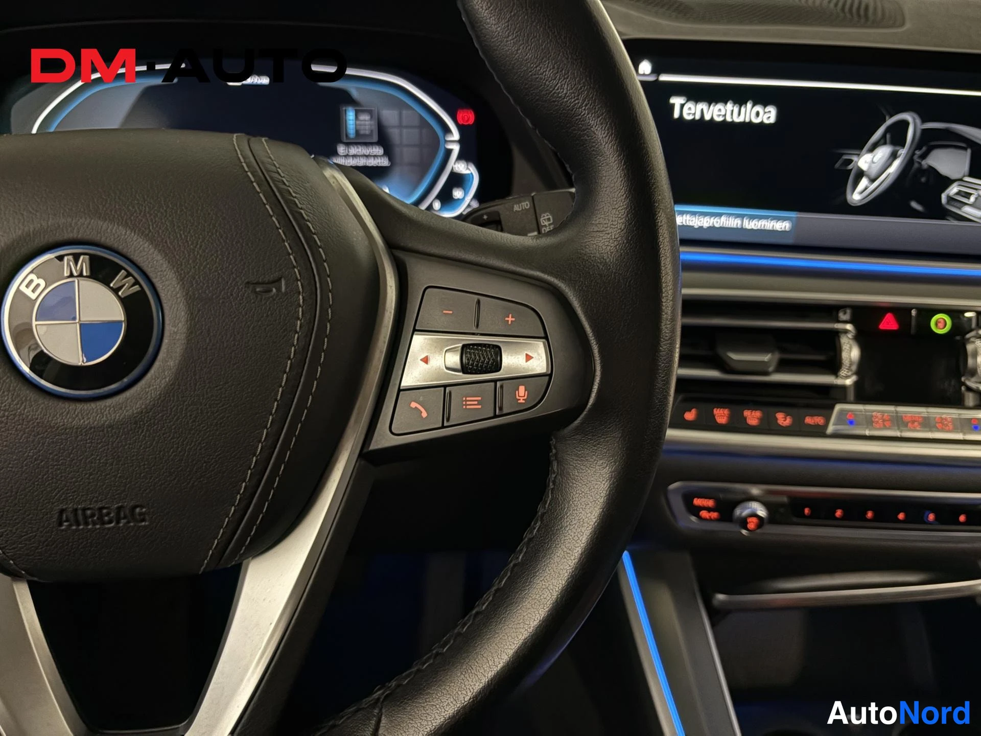 Muu: Ohjauspyörä ja kojelauta: BMW-merkki ohjauspyörässä, kesknäyttö tekstillä Tervetuloa, sininen ympäristövalaistus.