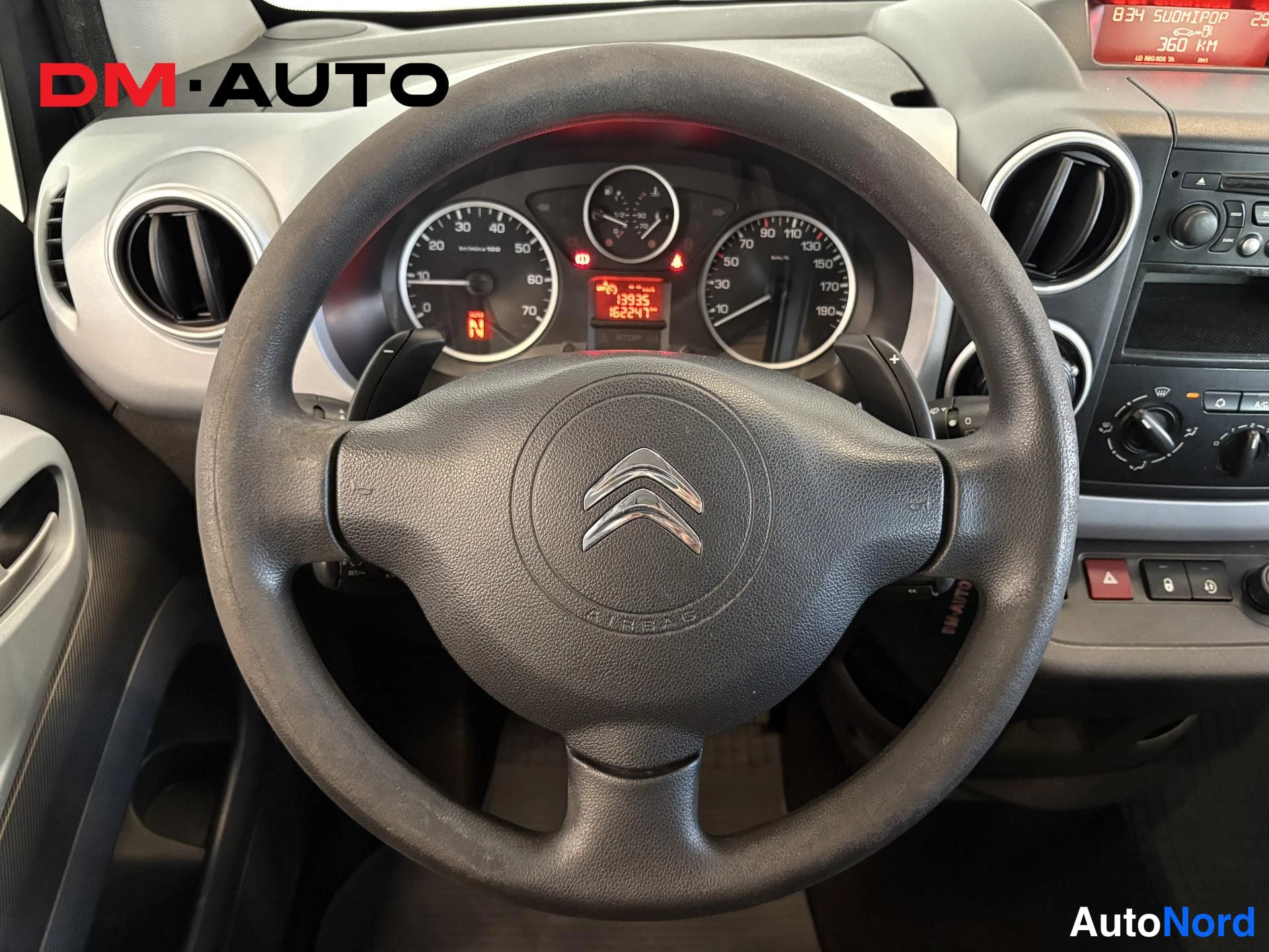 Muu: Ohjauspyörä Citroënin embleemillä ja mittaristo, kilometrilukema 162247.
