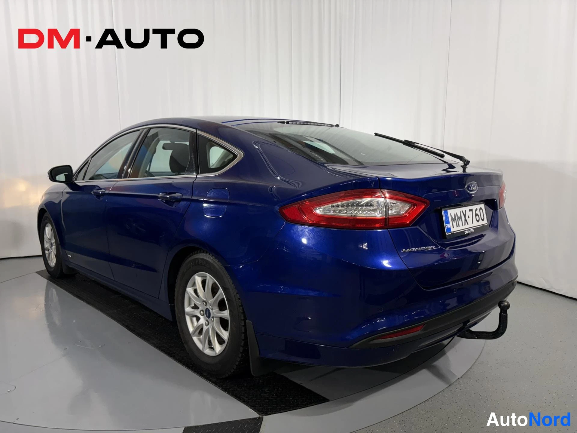 Takaviisto: Sininen Ford Mondeo takaa oikealta sivulta kuvattuna; takavalaistus, Mondeo-merkki, rekisterikilpi, oikeat renkaat ja irrotettava tähkä näkyvät.