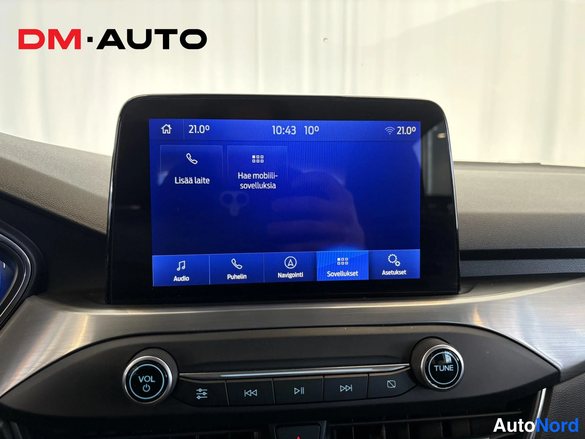 Muu: Infotainment-näyttö valikossa: 'Hae mobiili-sovelluksia', alasveto Audio, Puhelin, Navigointi, Sovellukset ja Asetukset. VOL- ja TUNE-säätönupit näkyvät.