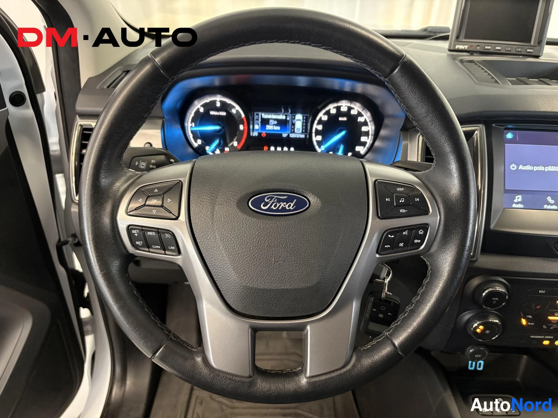 Muu: Ohjauspyörä ja kojelauta: Ford-merkki, digitaalinen mittaristo ja kosketusnäyttö, mittarit lukivat 9551 km.