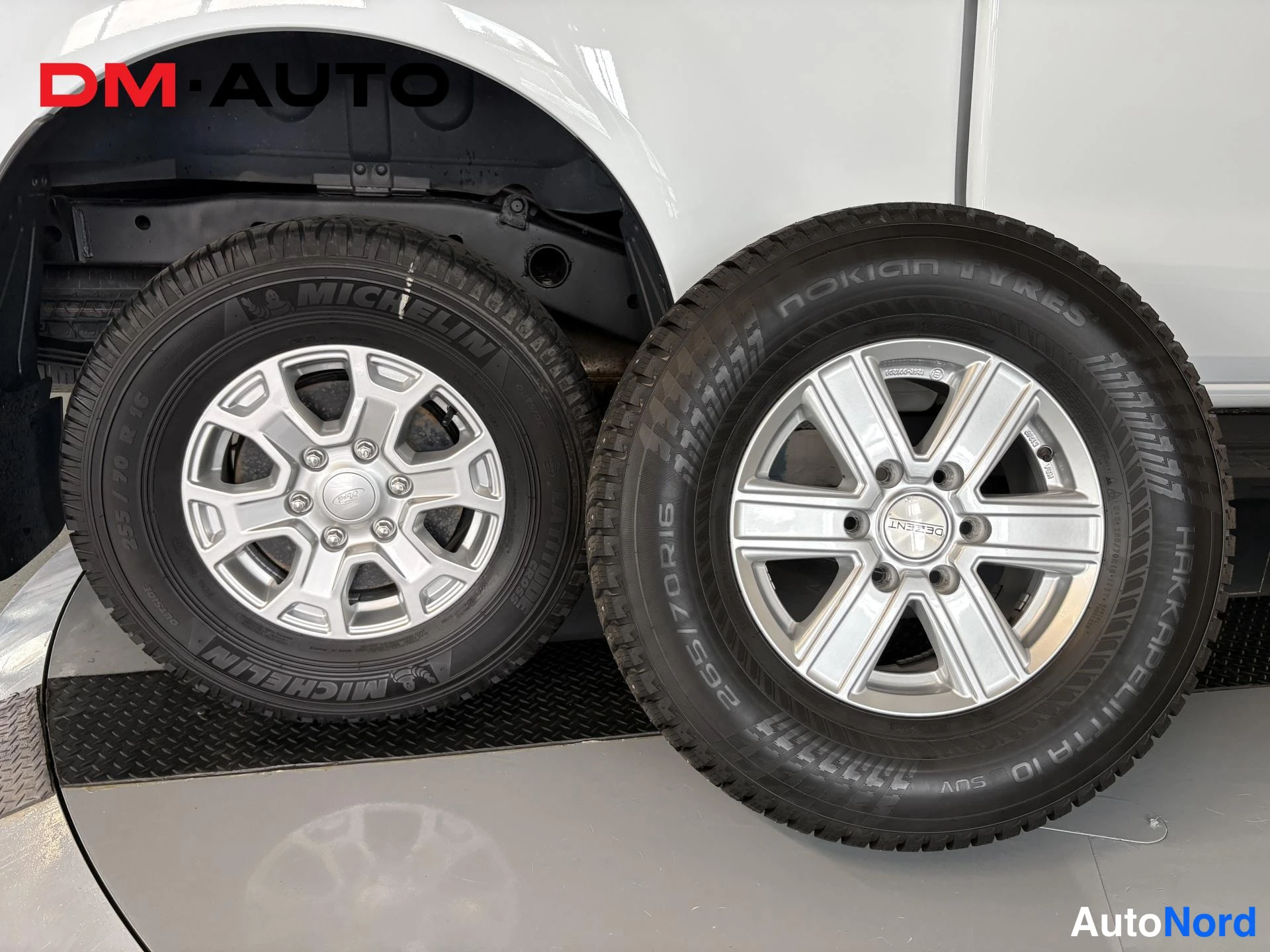 Muu: Kaksi pyörää kuvattuna: Michelin-kesärenas alumiinivanteella ja Nokian Hakkapeliitta 10 SUV -kitkarenas 265/70 R15 alumiinivanteella.