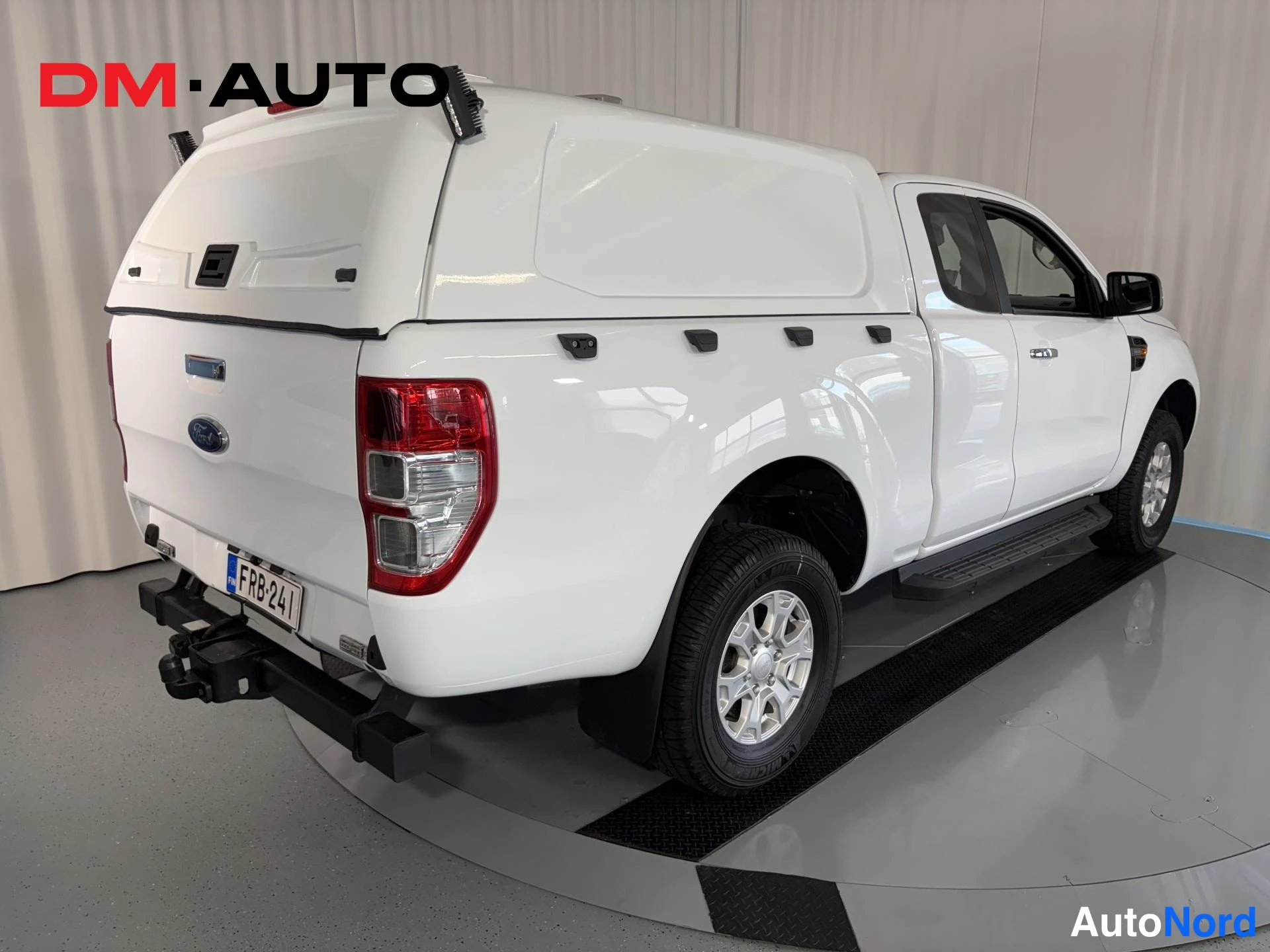 Takaviisto: Ford Ranger -lavallinen avolava takaa viistosti oikealta; valkoinen kori, peitekuormatila ja valkoinen kansi, Ford-merkki takaluukussa, rekisteri.