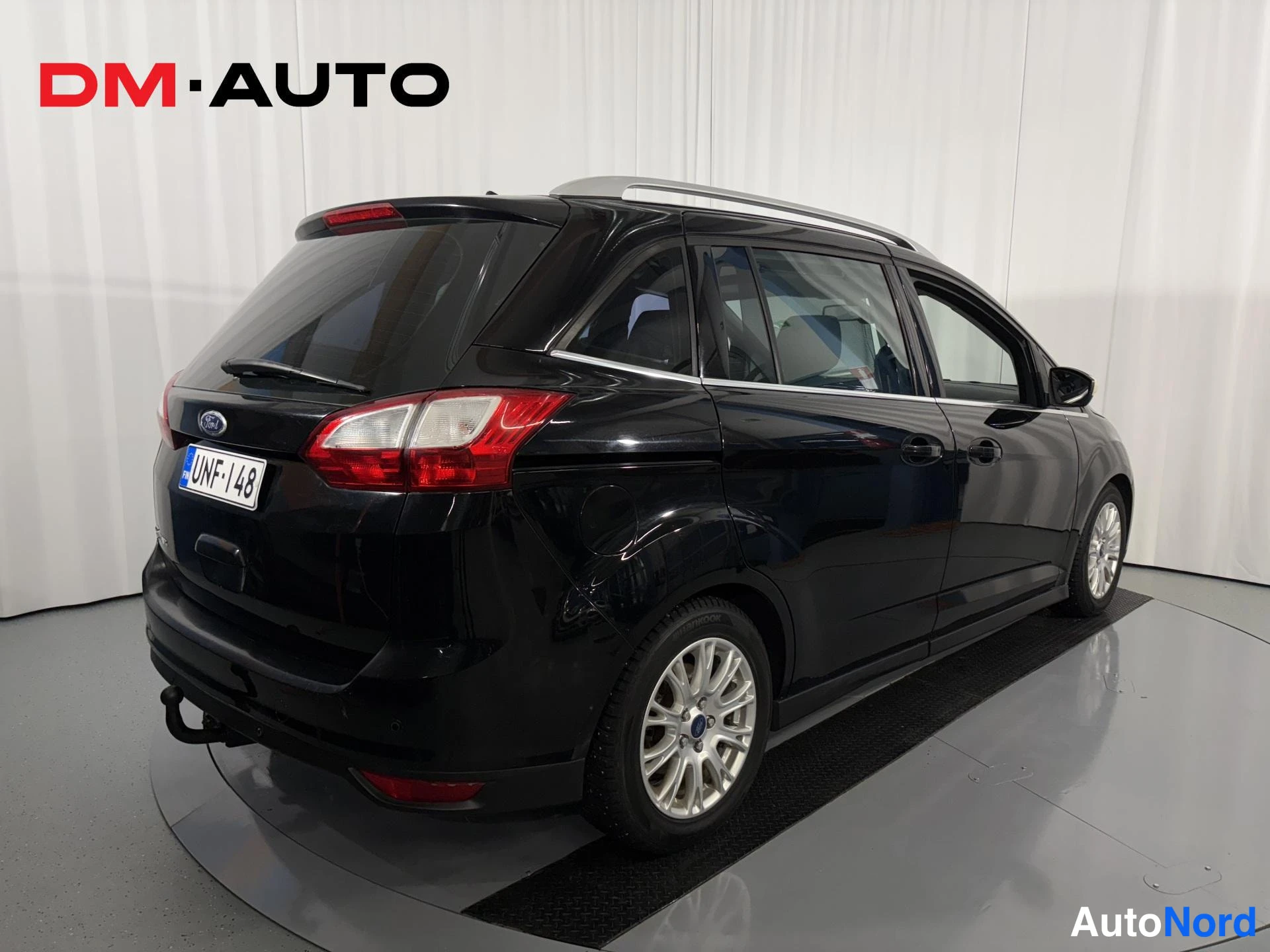 Takaviisto: Musta Ford Grand C-MAX takaviistosta, näkyvät takavalot, takaluukki, kytkinlaitte ja rekisteritunnus.