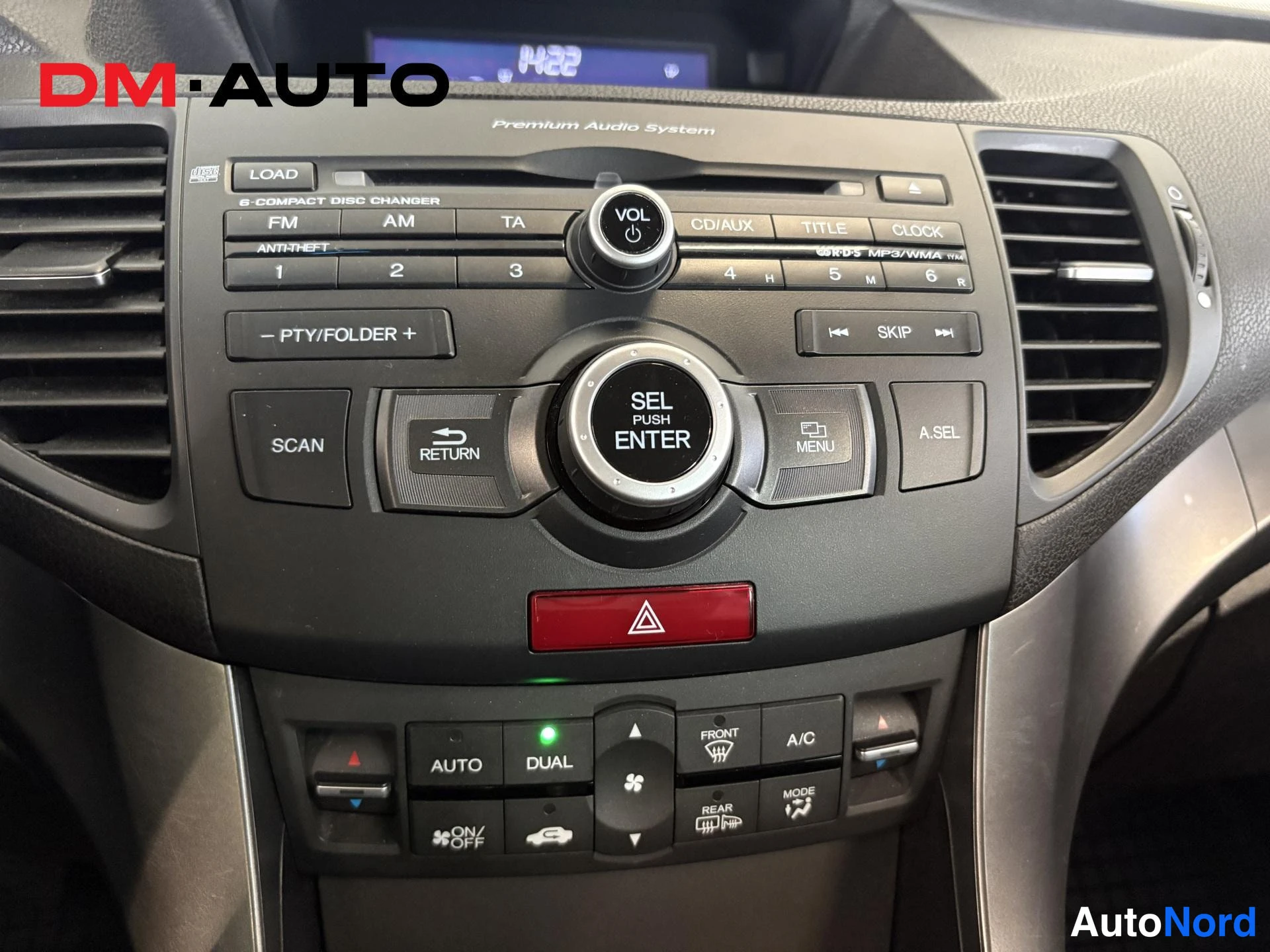 Muu: Keskikonsolin radiopaneeli: 'Premium Audio System', 6-CD-vaihtaja, FM/AM, SEL PUSH ENTER -nupp sekä kaksizonetkin (DUAL) ilmastointipaneeli A/C:lla.