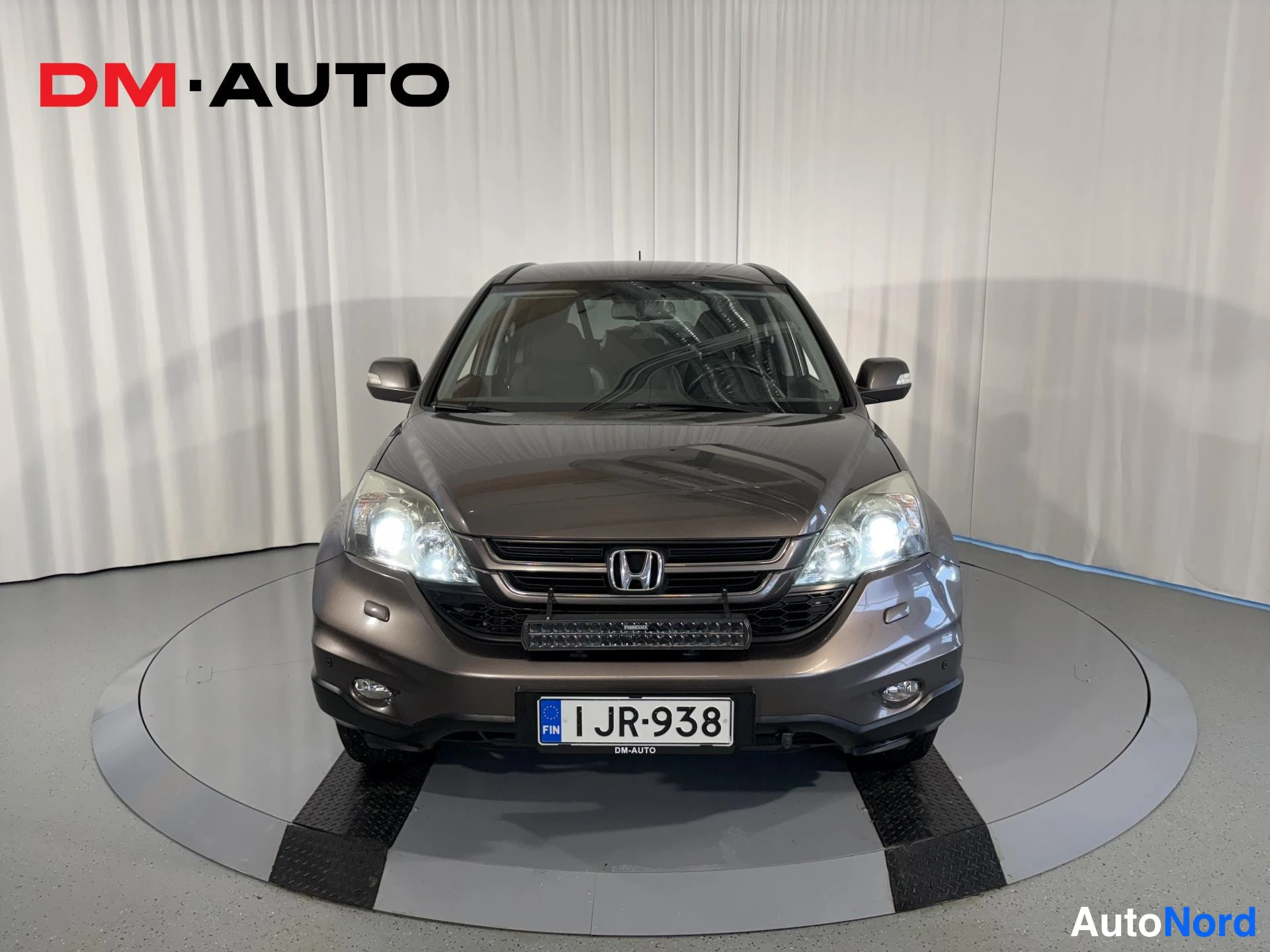 Edestä: Honda CR-V suoraan edestä, etusäleikkö ja Honda-merkki näkyvissä, rekisteritunnus JR-938.