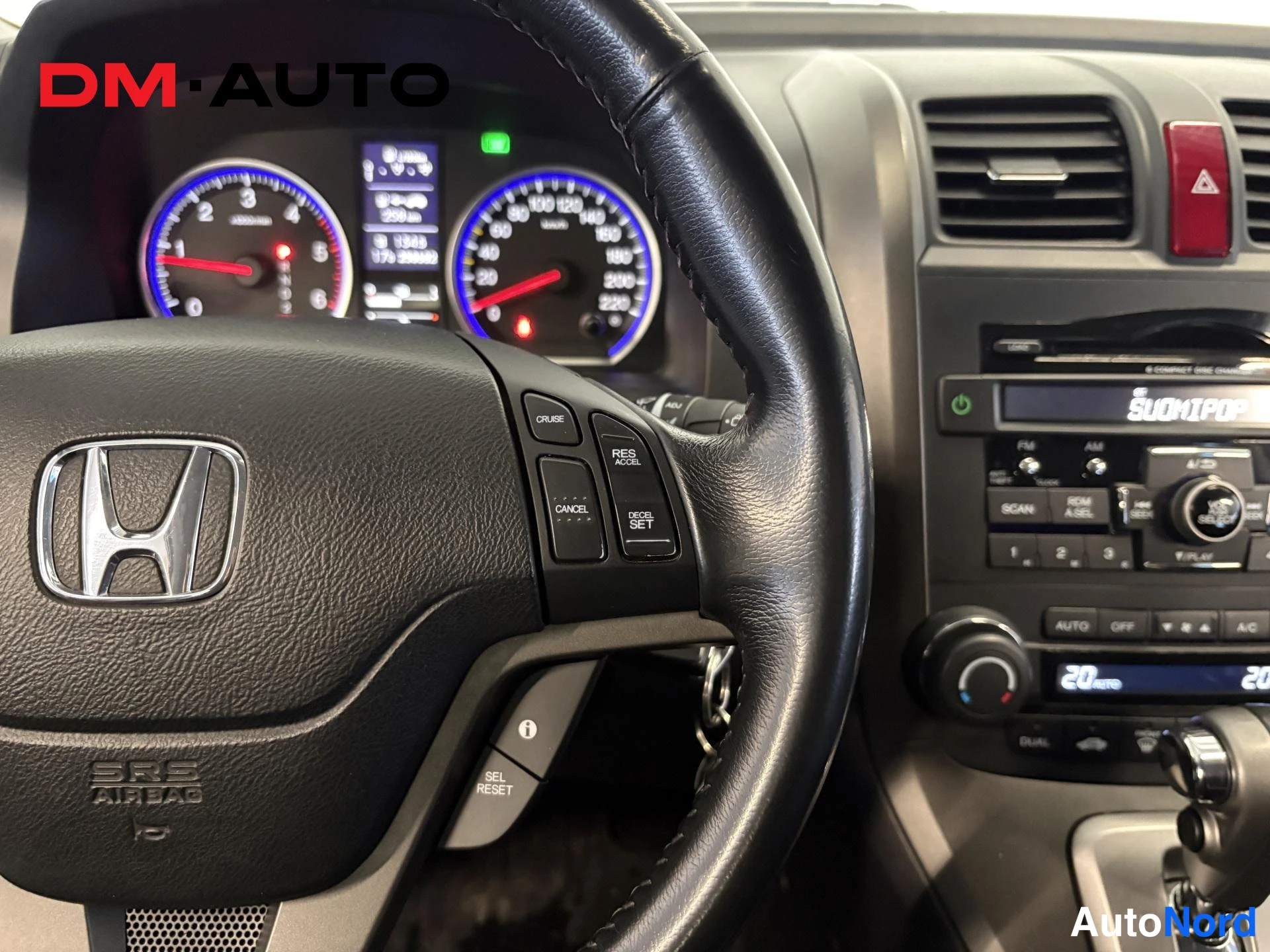 Muu: Ohjauspyörä ja kojelauta:Honda-merkki, mittaristo ja multitoimintonapit