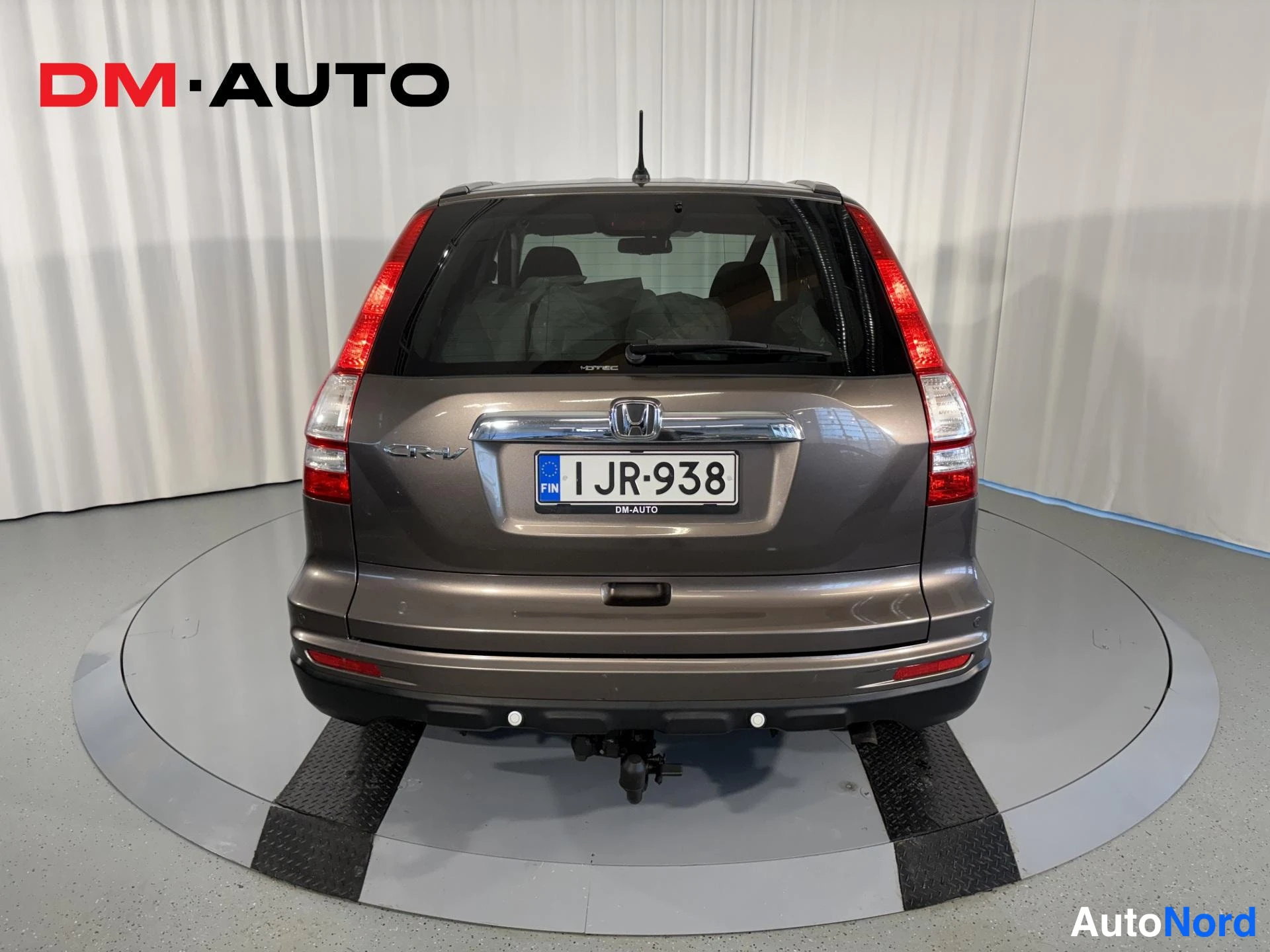 Takaa: Honda CR-V:n takaosa suoraan takaa; rekisteritunnus 1JR-938, sinkoasennossa oleva lievityskoukku.