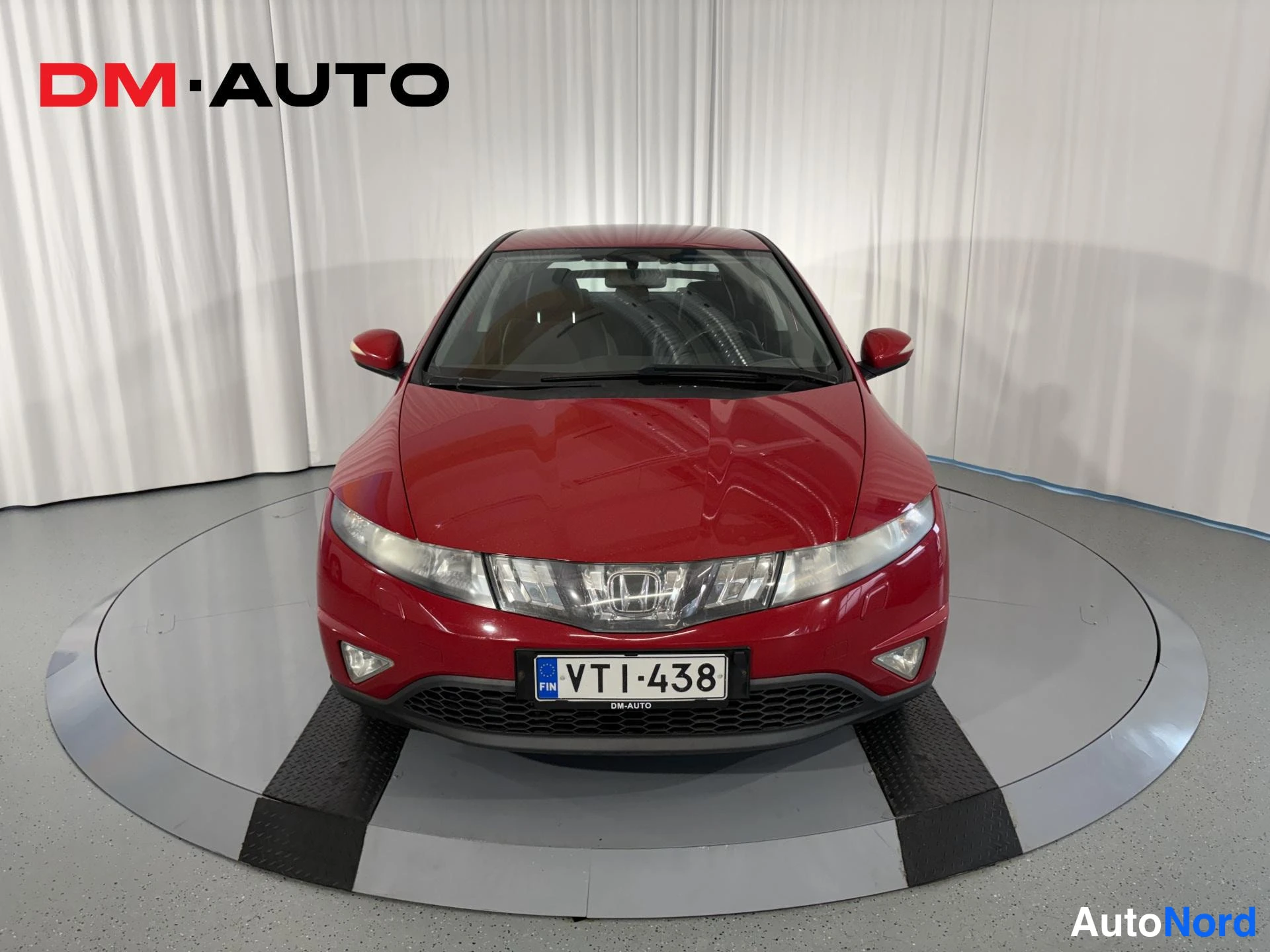 Edestä: Punaisen Honda Civicin etukuva suoraan edestä, rekisterikilpi VT·438 näkyvissä.