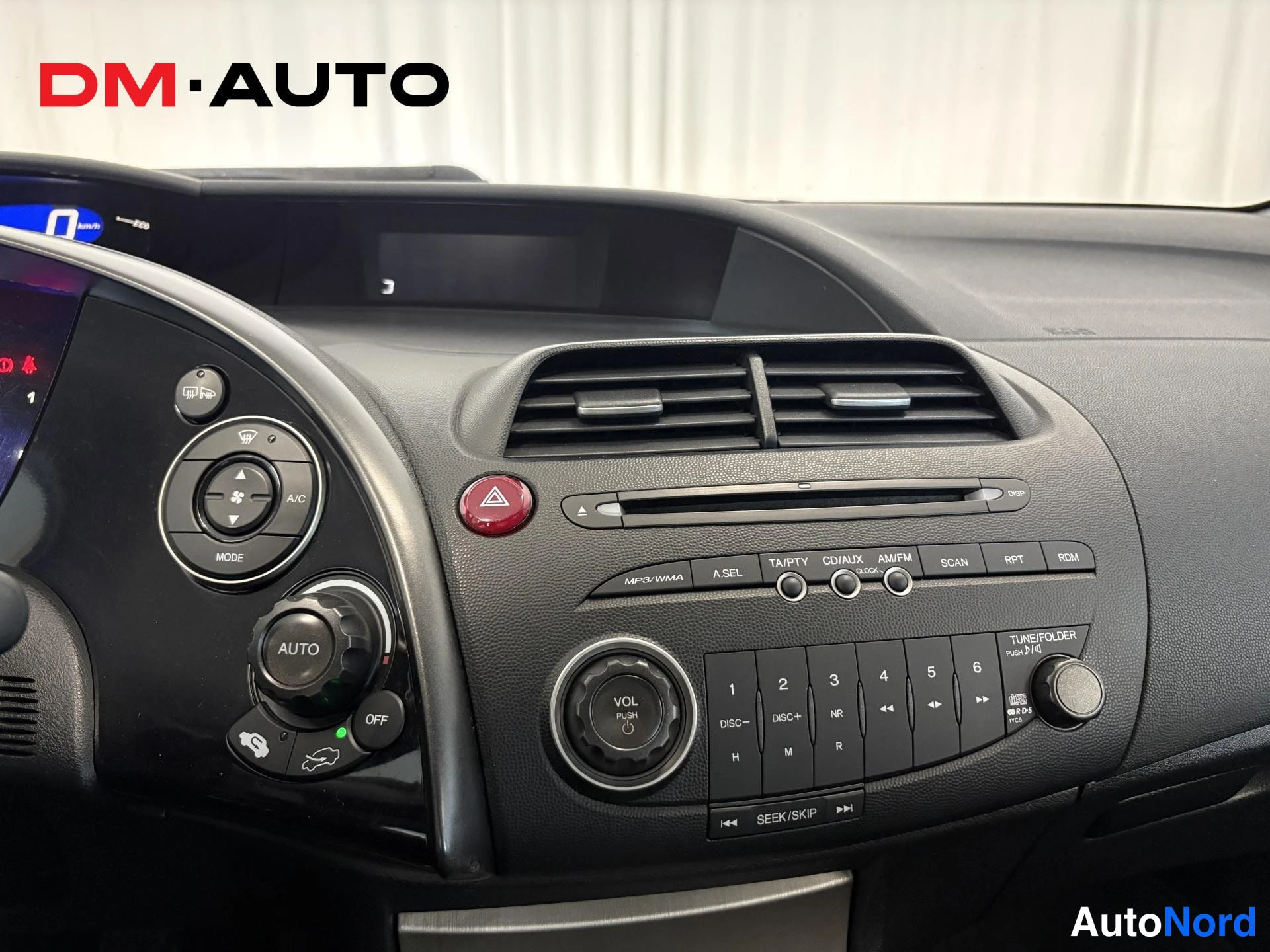 Muu: Kojelauta ja radio: MP3/WMA-CD-soitin VOL-, SEEK/SKIP- ja numeronäppäimillä, A/C-MODE-AUTO-ilmastointipyörä.