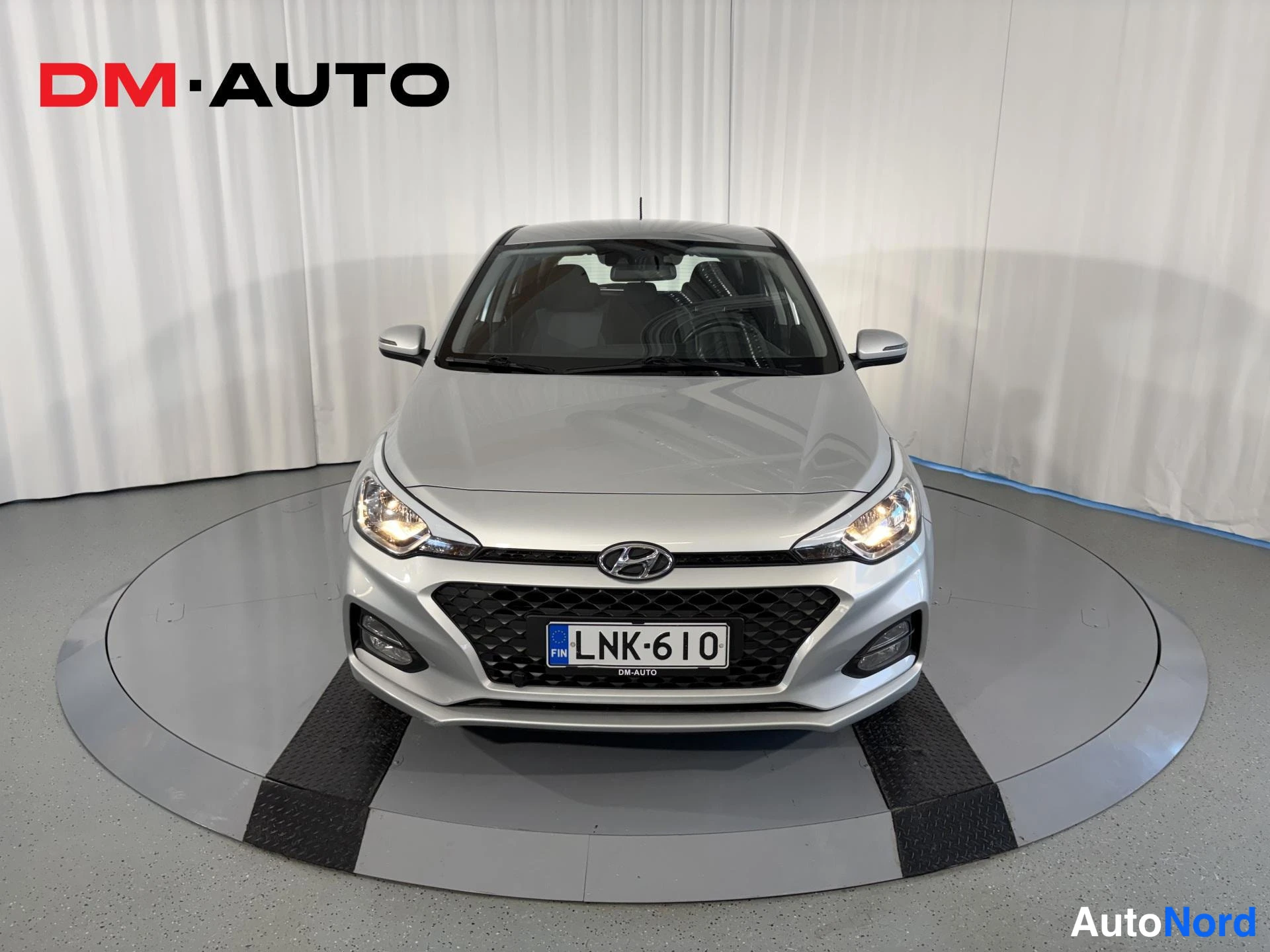 Edestä: Hyundai i20 suoraan edestä, konepelti ja etusäleikkö näkyvissä, rekisterikilpi.