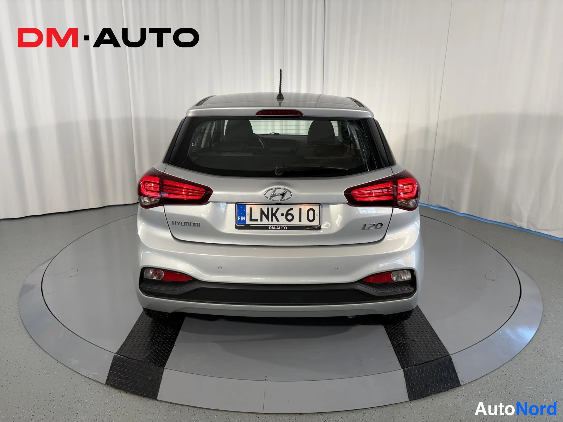 Takaa: Hyundai i20 suora takaa; HYUNDAI- ja i20-merkinnät takaluukussa, rekisterikilpi ja punaiset takavalot näkyvät.