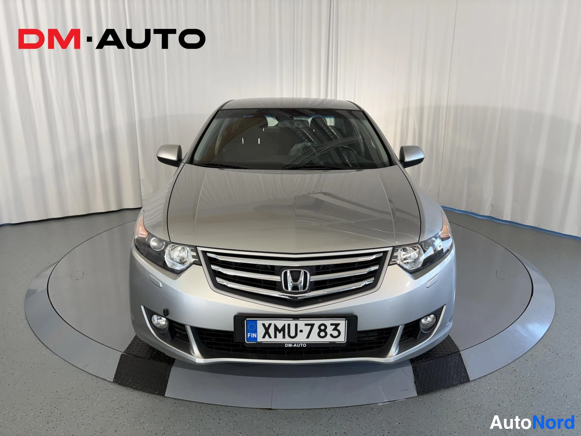 Edestä: Honda Accord -sedan etukuva edestäpäin, rekisterikilpi.