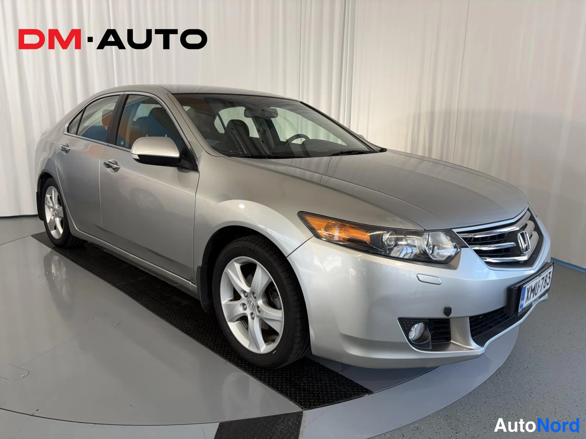 Etuviisto, nokka oikealle: Hopeanharmaa Honda Accord -sedan etuokoliskokuva oikealta edestä, rekisterikilpi.