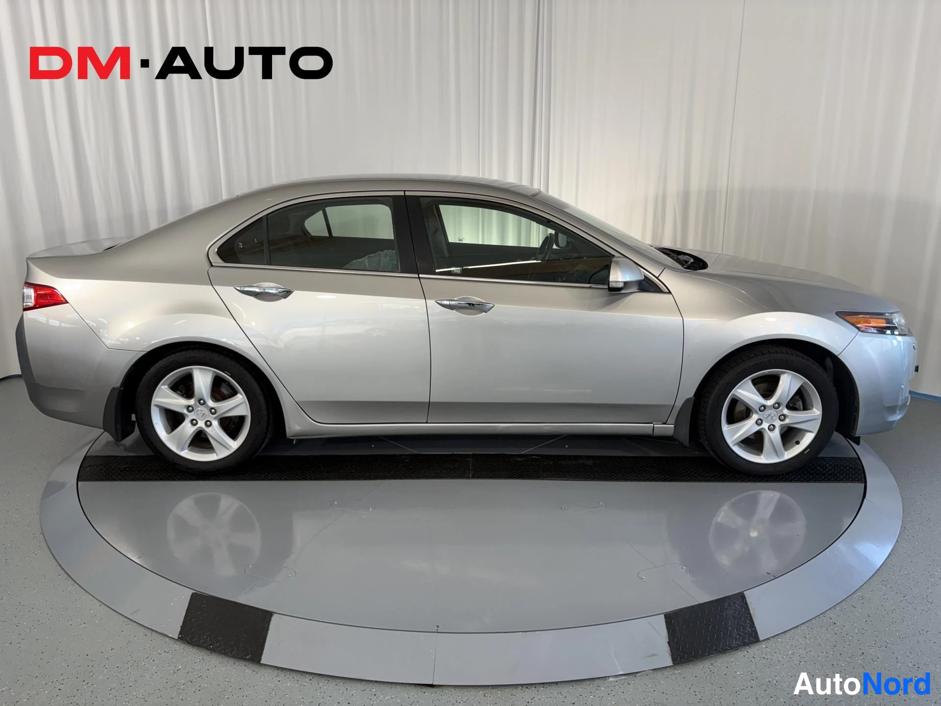 Sivulta: Hopeanharmaa Honda Accord -sedan sivukuva vasemmalta, kokonaisauto näkyvissä.