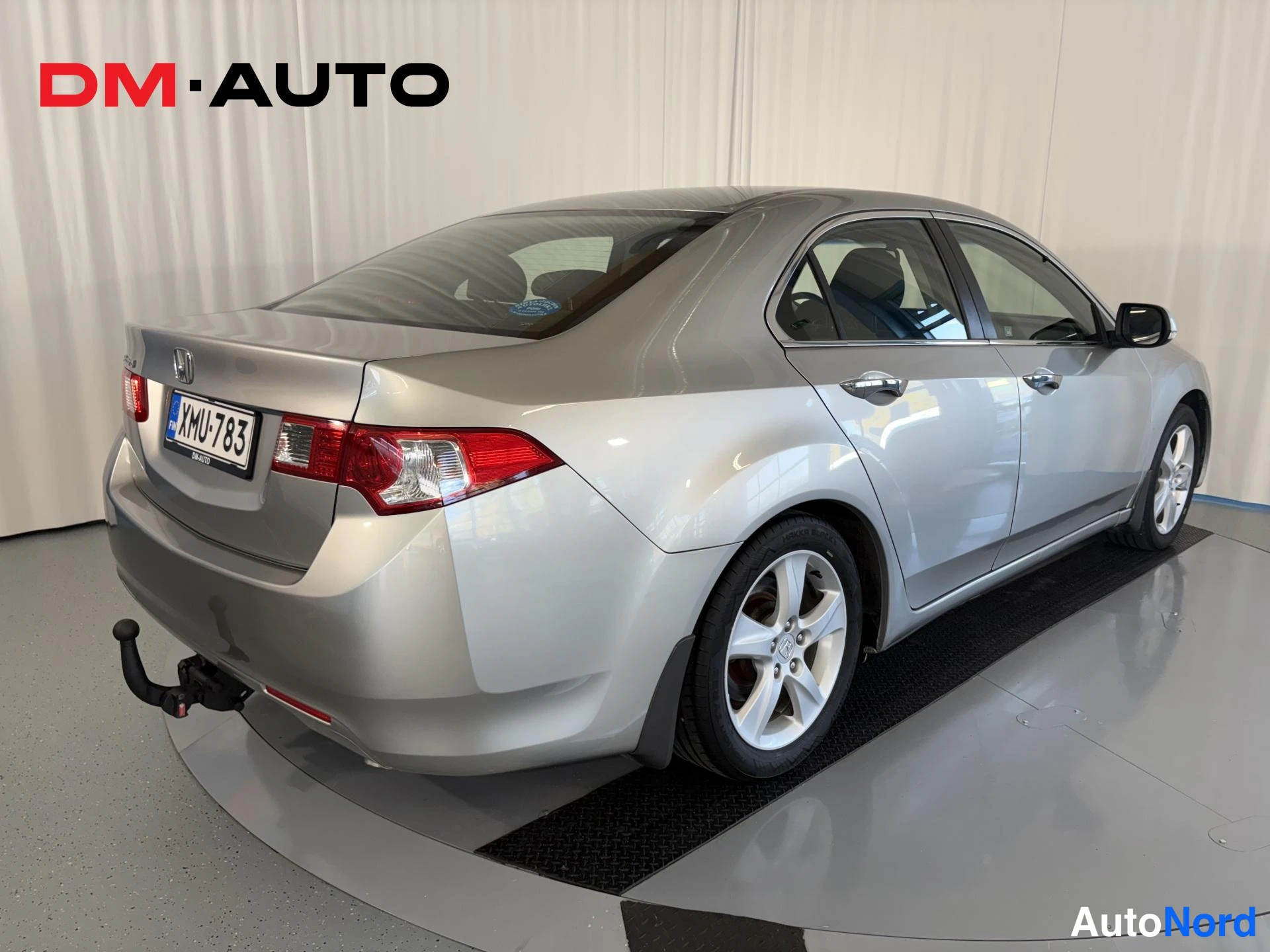 Takaviisto: Honda Accord -sedan takaa sivulta; hopeinen kori, punaiset takavalot ja -rekisterikilpi.