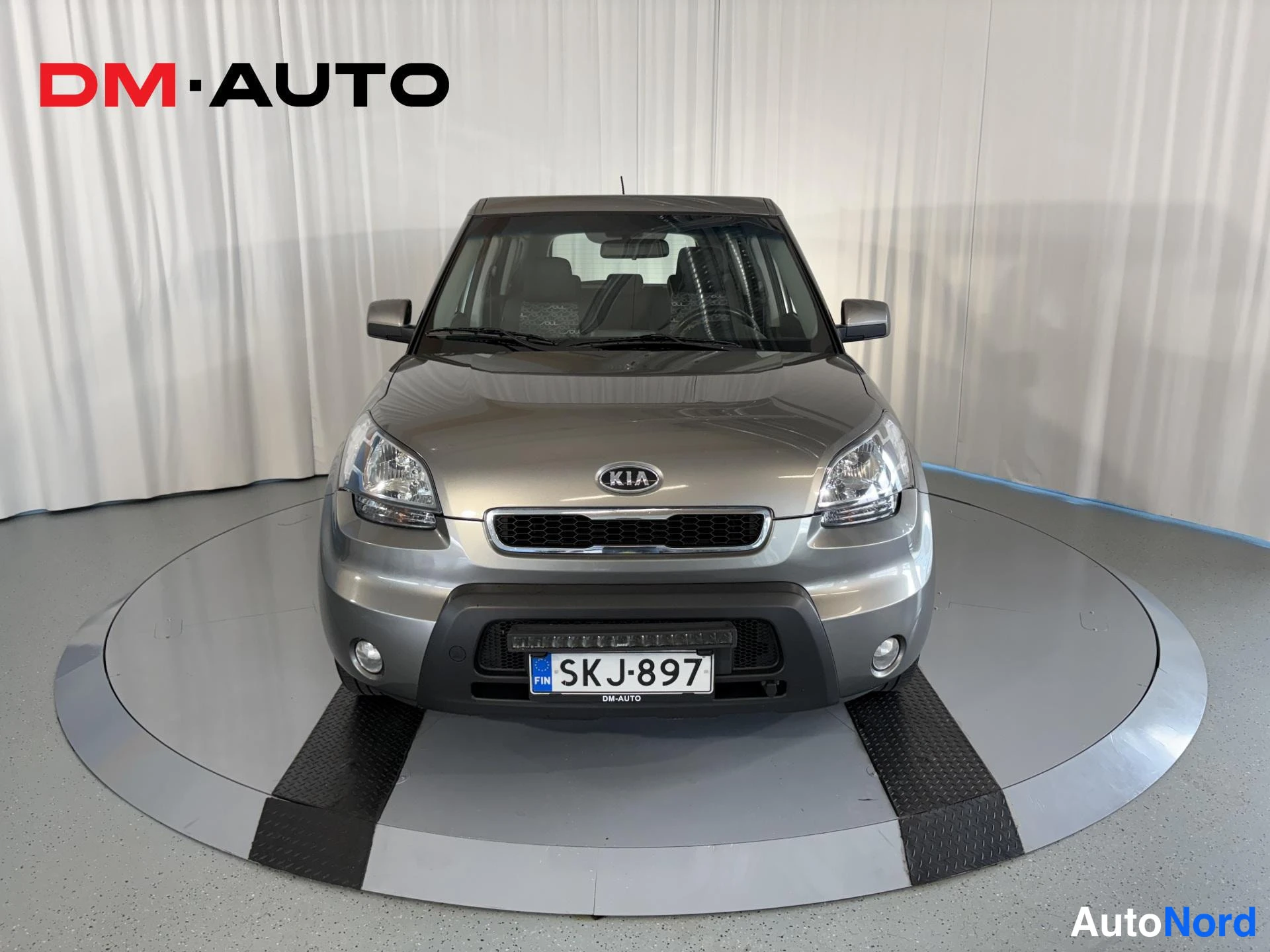Edestä: Kia Soul edestäpäin, KIA-merkki etusäleikössä, rekisterikilpi.
