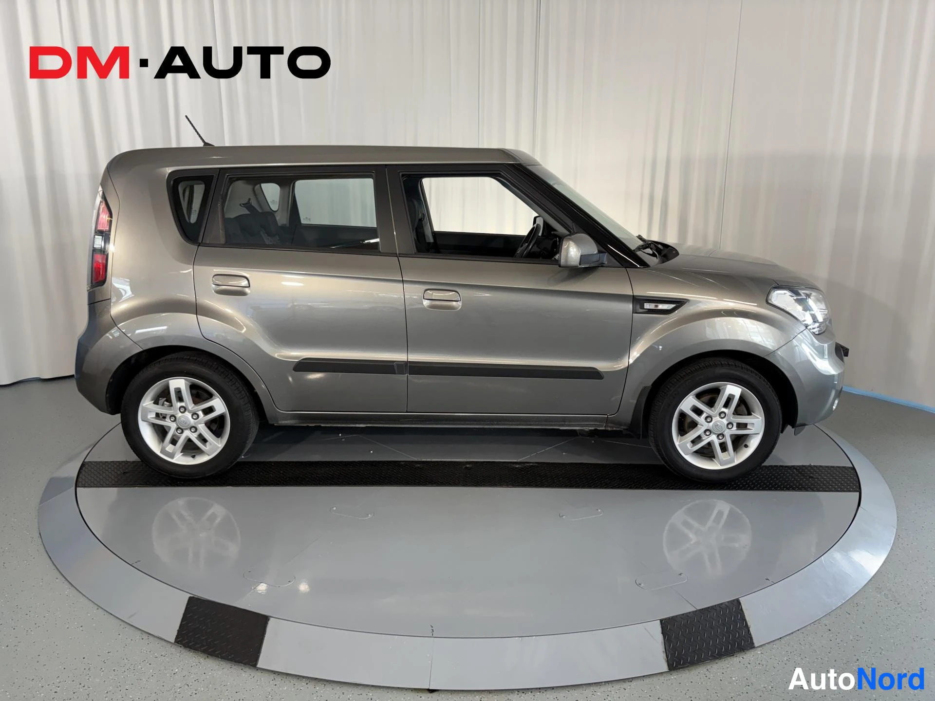 Sivulta: Kia Soul sivulta oikealta, neljä ovea ja katolla antenni näkyvissä.