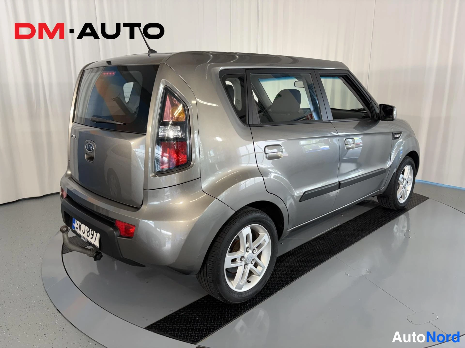 Takaviisto: Kia Soul, takakulmanäkymä vasemmalta, harmaa