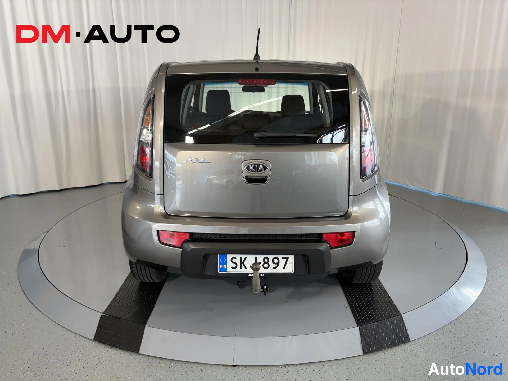 Takaa: Kia Soul suoraan takaa, harmaa