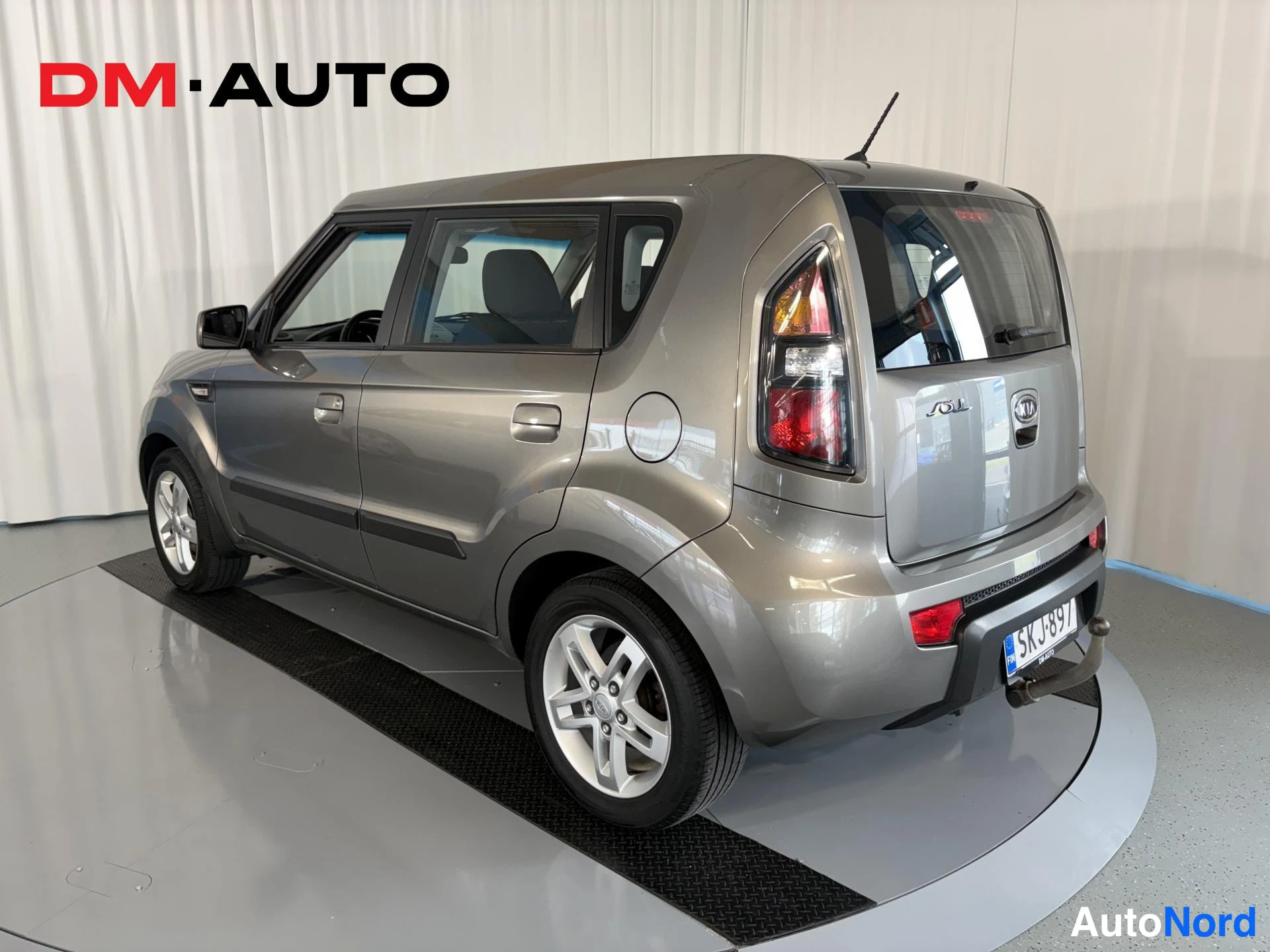 Takaviisto: Kia Soul, takakulmanäkymä oikealta, harmaa