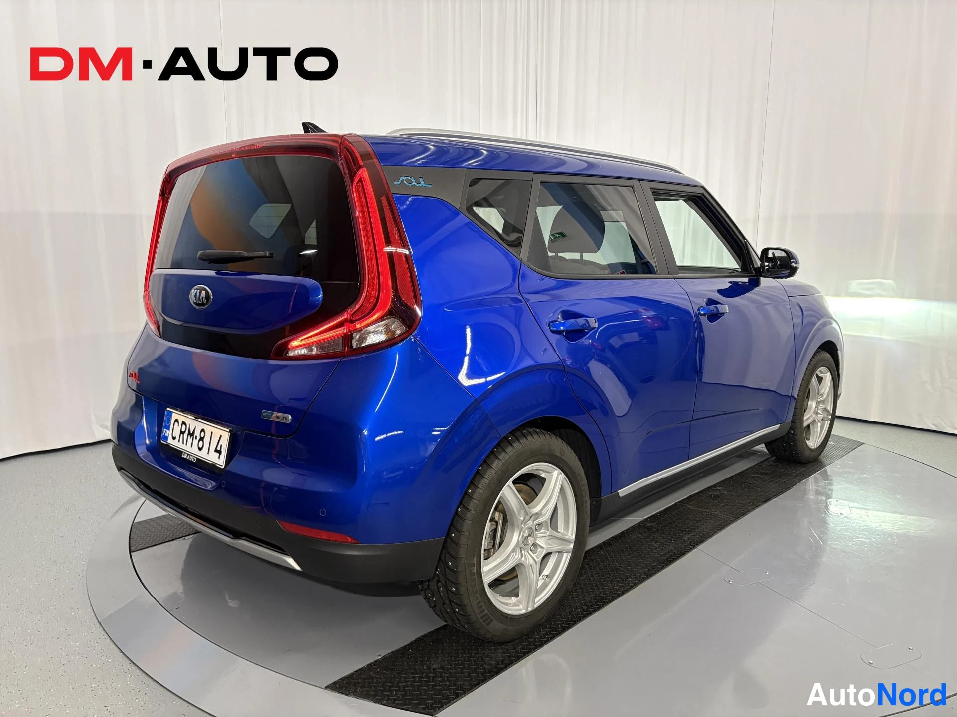 Takaviisto: Sininen Kia e-Soul takaa viistosti kuvattuna, takavalot ja rekisterikilpi näkyvissä.
