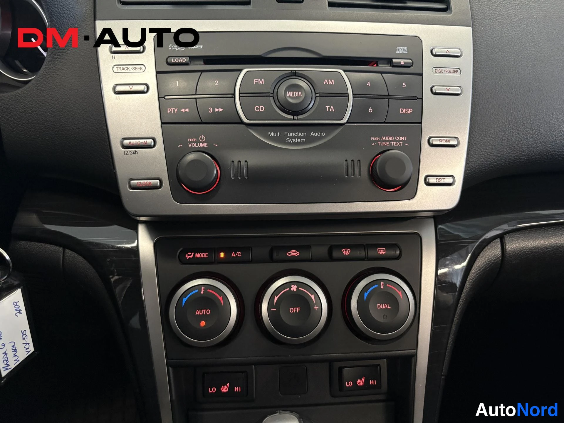 Muu: Keskiöön: radio- ja CD-yksikkö (Multi Function Audio System) sekä automaatti-ilmastointi AUTO/DUAL-säädöillä ja istuimenlämmityskytkimillä.