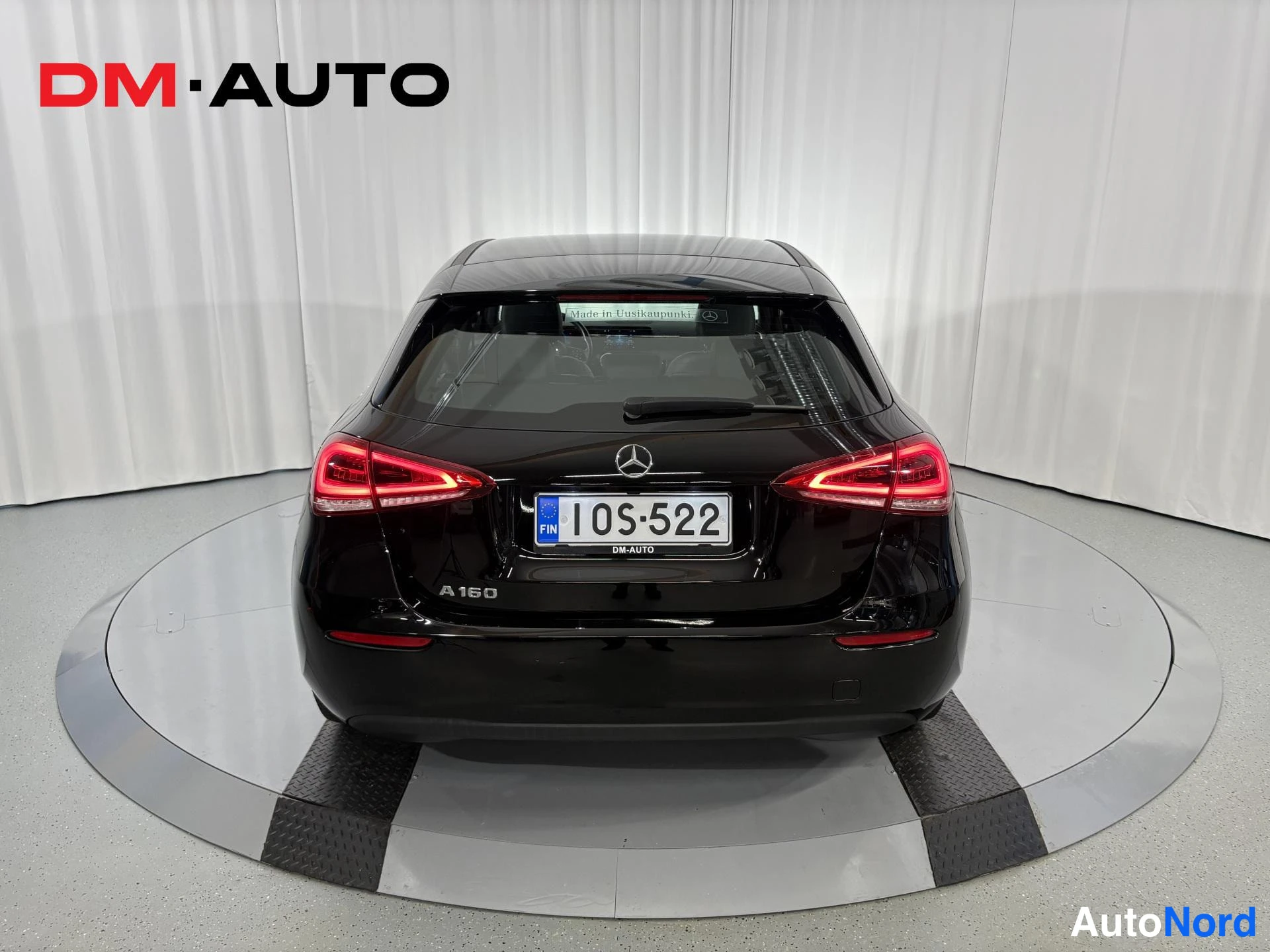 Takaa: Mustan Mercedes-Benz A-luokan auton takaosa suoraan takaa; rekisterikilpi ja A 160 -merkintä.