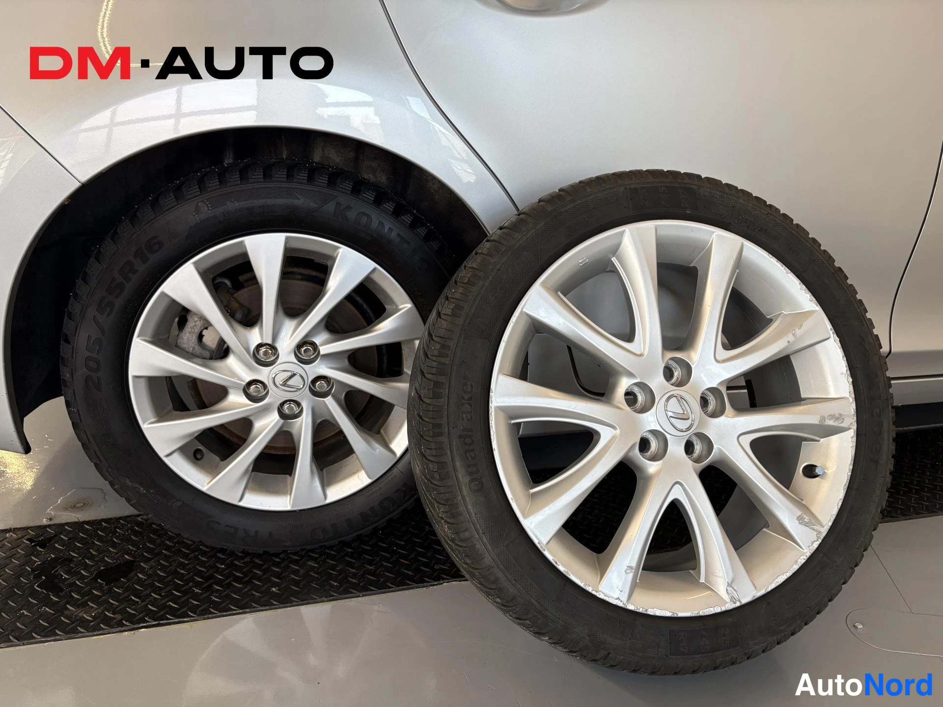 Sivulta: Kaksi hopeaa Lexus-vannetta, renkaita mm. 205/55 R16 ja Nokian talvirengas, autossa ja irtonaisena