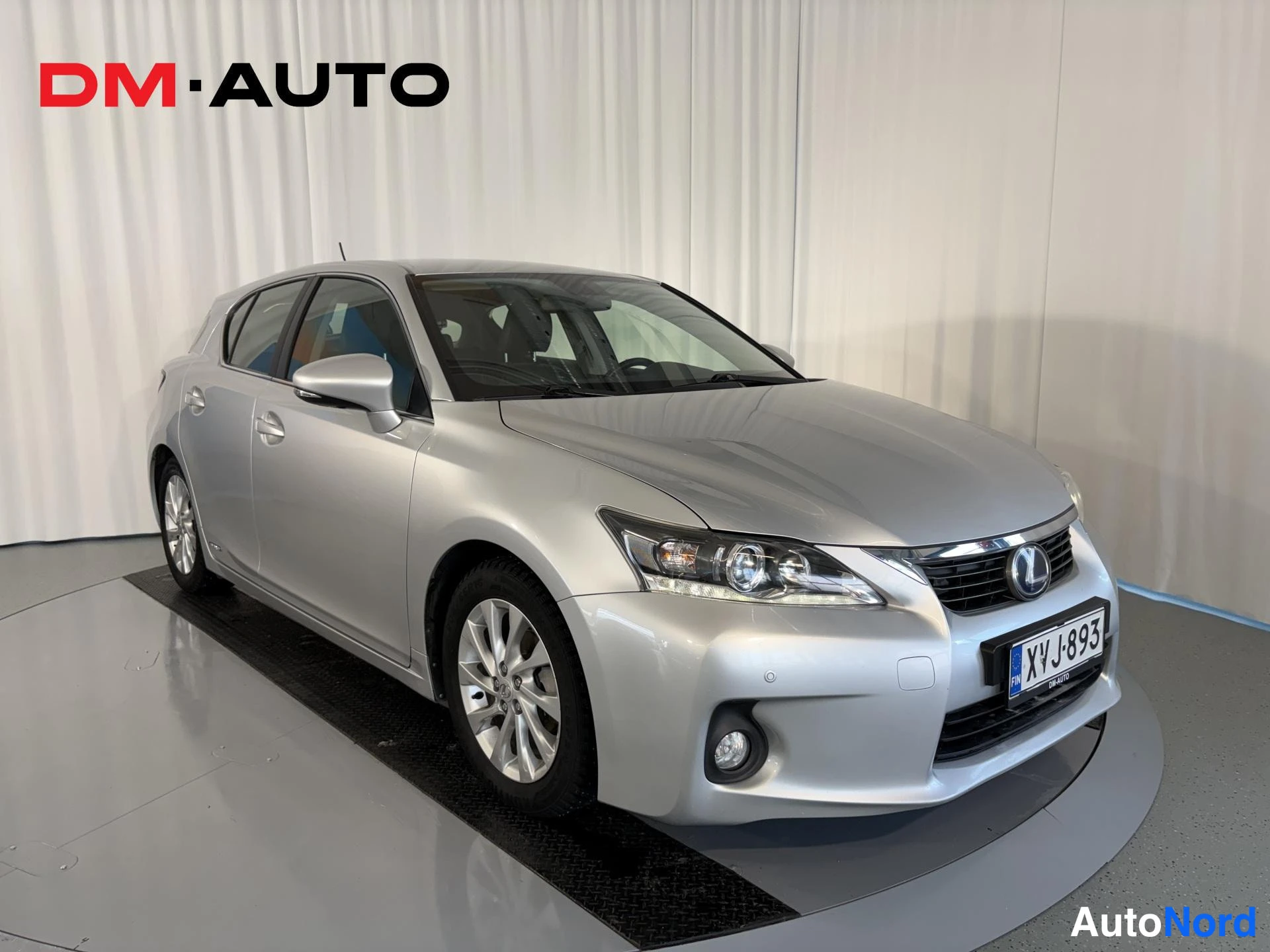 Etuviisto, nokka oikealle: Hopeanvärinen Lexus CT -viistoperä kuvattu edestä oikealta, rekisterikilpi.