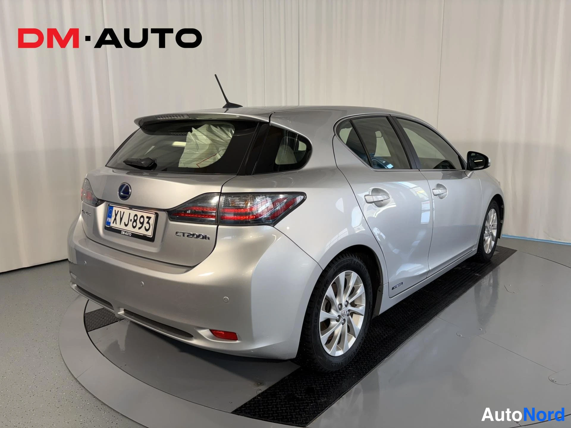 Takaviisto: Lexus CT 200h -farmarimallinen viistosti takaa vasemmalta kuvattu hopeisenä, rekisterikilpi.
