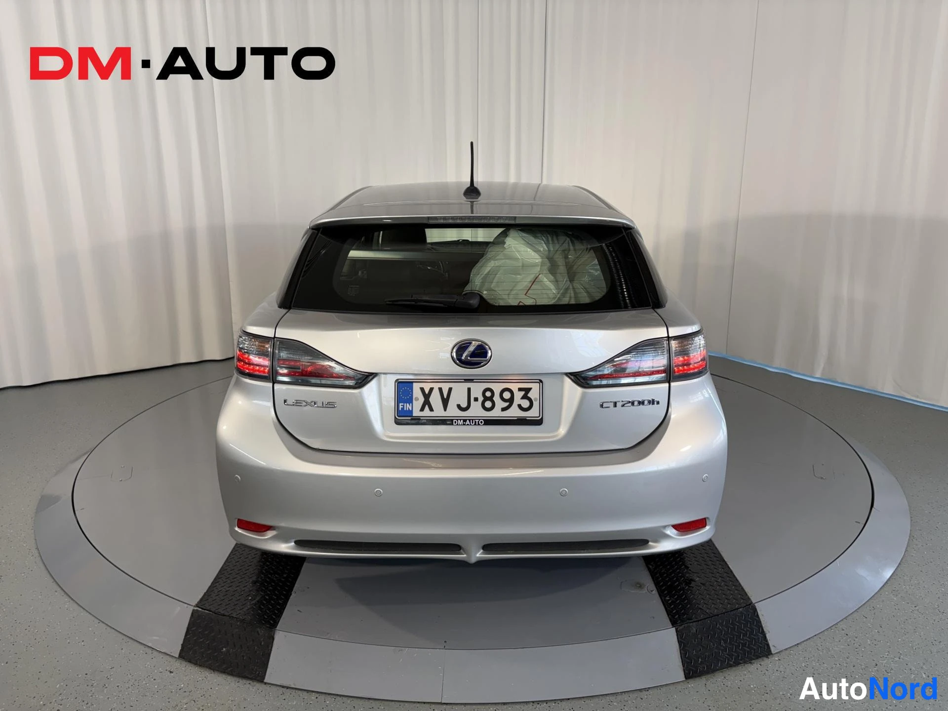 Takaa: Lexus CT 200h suoraan takaa kuvattuna hopeisena, rekisterikilpi.