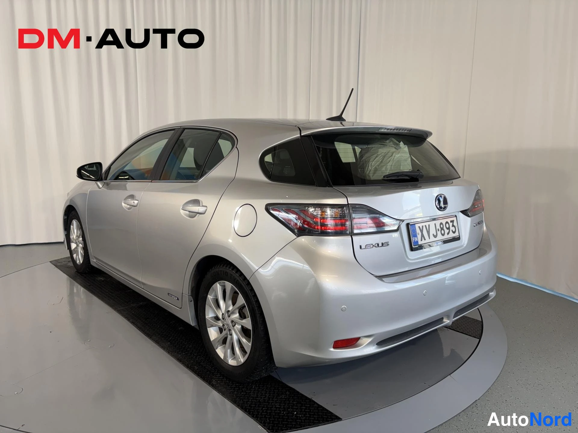 Takaviisto: Lexus CT 200h viistosti takaa oikealta kuvattuna hopeisena, rekisterikilpi.
