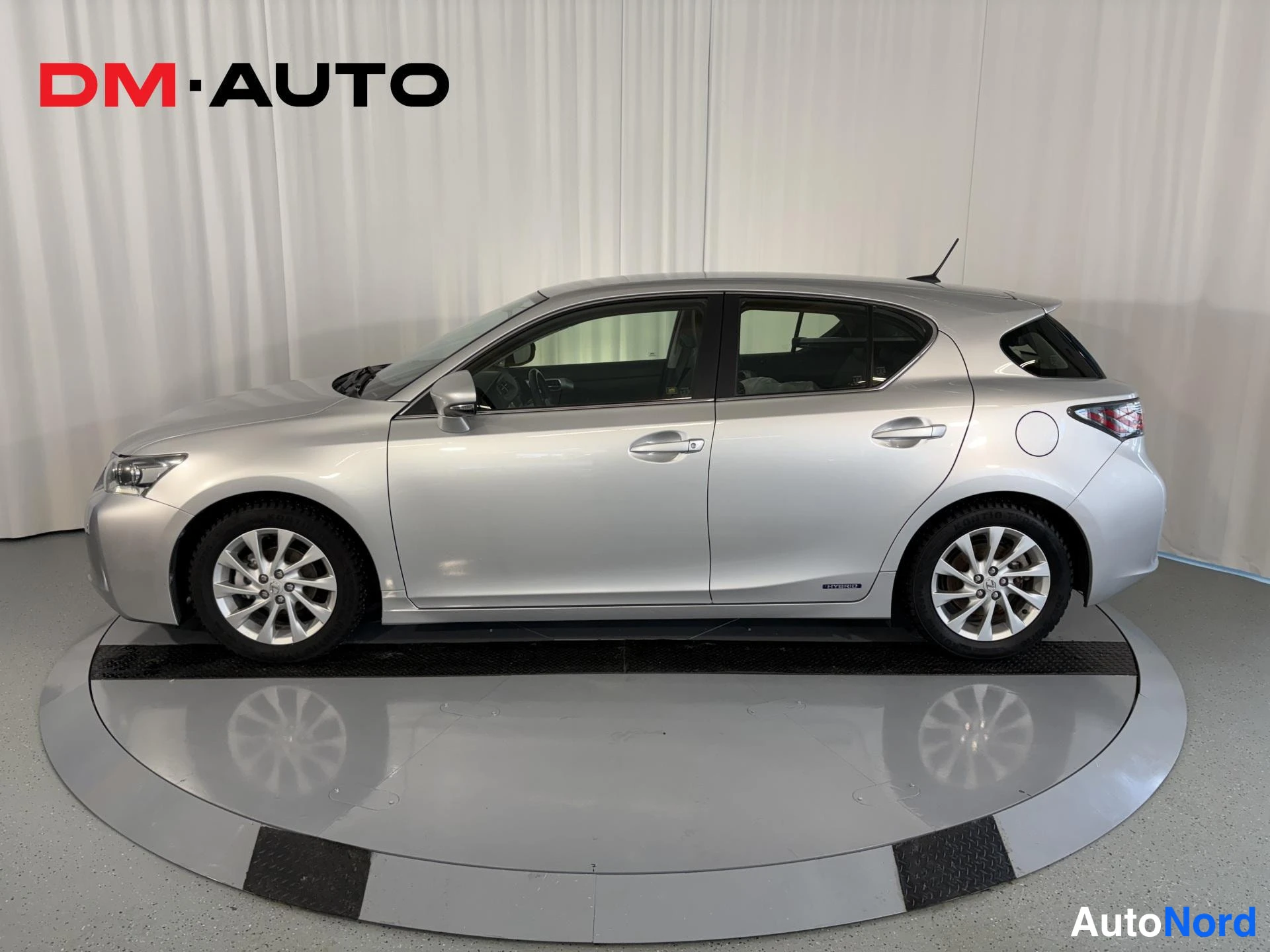 Sivulta: Lexus CT 200h sivusta vasemmalta kuvattuna hopeisena neliovisena viistoperäisenä.