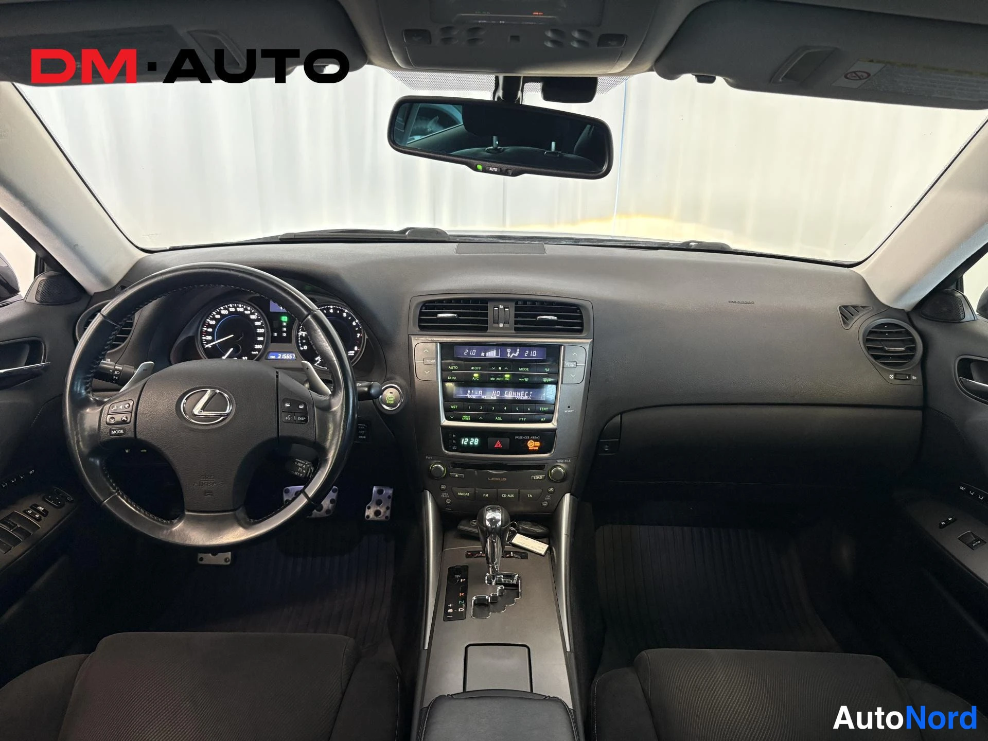 Muu: Etumatkustamo suoraan edesta: musta kojelauta, Lexus-ohjauspyora, infotainment-naytto ja vaihdekeppi keskikonsolissa.