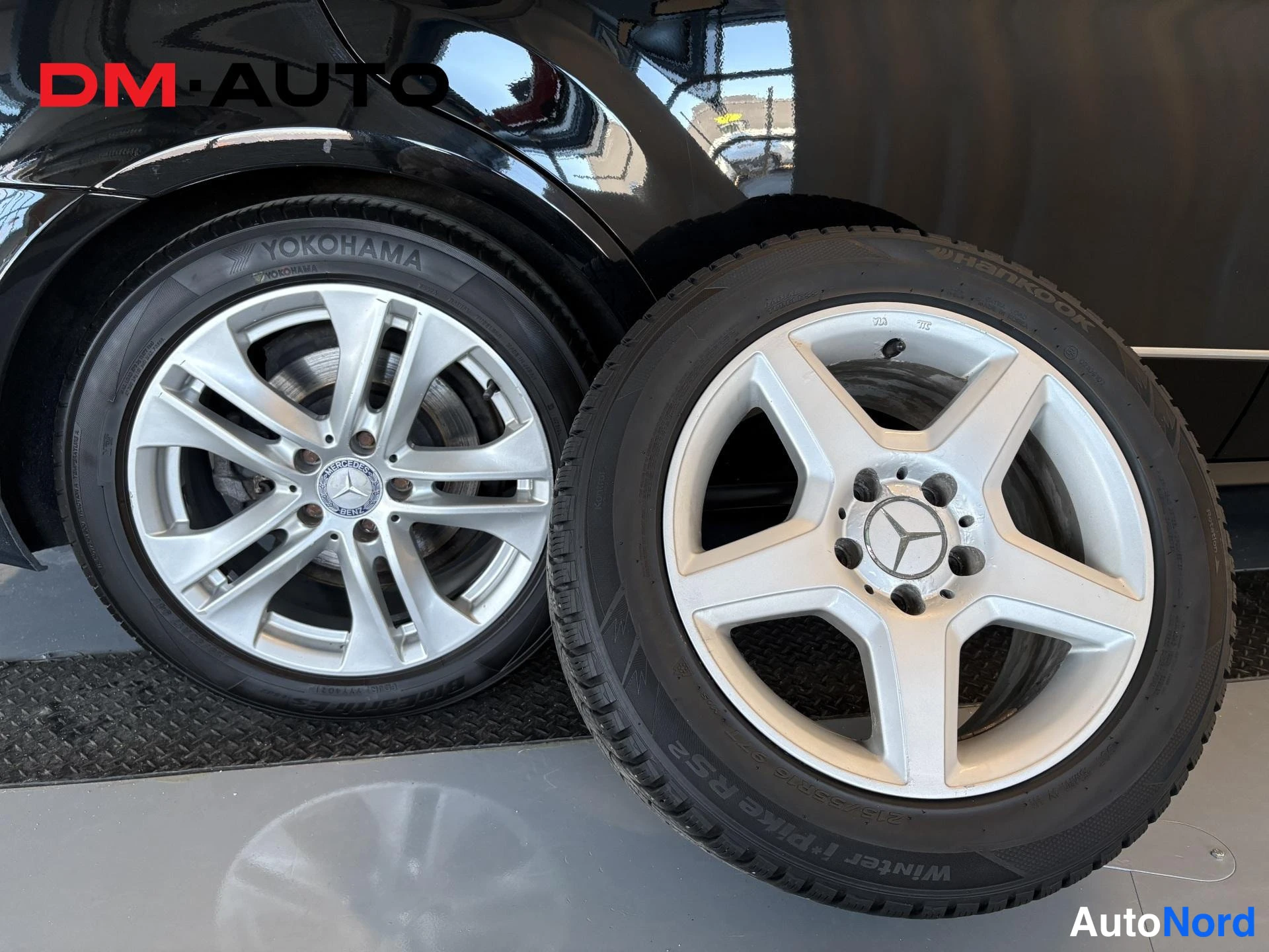 Yksityiskohta: Kaksi hopeaa peltivannetta Mercedes-tähdellä, renkaina Yokohama ja Hankook Winter i*Pike RS2.